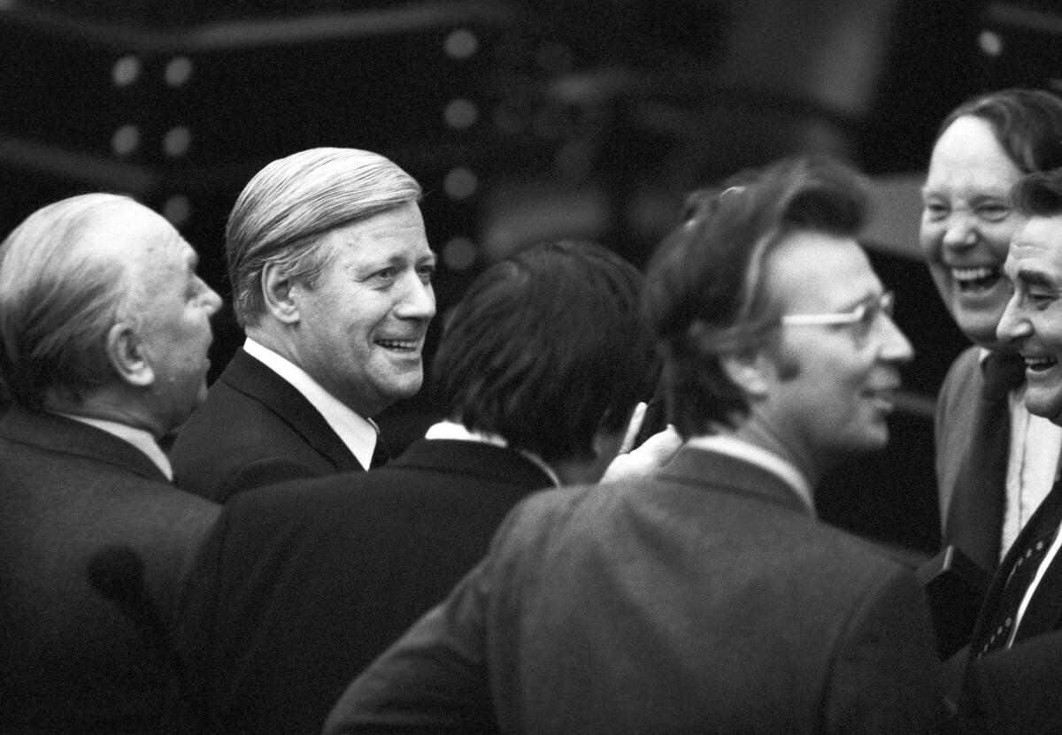 Die Abstimmung über den Antrag des Bundeskanzlers Helmut Schmidt findet am 5. Februar 1982 statt. Zwei Tage zuvor stellte er die Vertrauensfrage im Parlament.; Der amtierende Bundeskanzler Helmut Schmidt, SPD, MdB, freut sich über die gewonnene Abstimmung.; Bundestagsabgeordnete, Abgeordnete, Kanzler, Mimik, lachen, lachend, Freude, fröhlich Schmidt, Helmut Die Abstimmung über den Antrag des Bundeskanzlers Helmut Schmidt findet am 5. Februar 1982 statt. Zwei Tage zuvor stellte er die Vertrauensfrage im Parlament.; Der amtierende Bundeskanzler Helmut Schmidt, SPD, MdB, freut sich über die gewonnene Abstimmung.; Bundestagsabgeordnete, Abgeordnete, Kanzler, Mimik, lachen, lachend, Freude, fröhlich