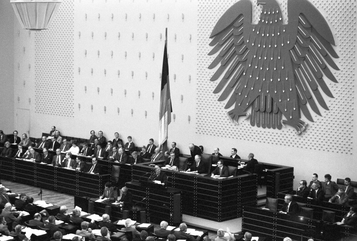Die Abstimmung über den Antrag des Bundeskanzlers Helmut Schmidt findet am 5. Februar 1982 statt. Zwei Tage zuvor stellte er die Vertrauensfrage im Parlament.; Hier hält der amtierende Bundeskanzler Helmut Schmidt, SPD, MdB, eine Rede zur bevorstehenden namentlichen Abstimmung unter Vorsitz des Bundestagspräsidenten Richard Stücklen, CDU/CSU, MdB. Blick in den Plenarsaal.; Sitzung, Rednerpult, Präsidium, Regierungsbank, Bundestagsabgeordnete, Abgeordnete, Bundesminister, Minister, Kanzler Schmidt, Helmut; Stücklen, Richard Die Abstimmung über den Antrag des Bundeskanzlers Helmut Schmidt findet am 5. Februar 1982 statt. Zwei Tage zuvor stellte er die Vertrauensfrage im Parlament.; Hier hält der amtierende Bundeskanzler Helmut Schmidt, SPD, MdB, eine Rede zur bevorstehenden namentlichen Abstimmung unter Vorsitz des Bundestagspräsidenten Richard Stücklen, CDU/CSU, MdB. Blick in den Plenarsaal.; Sitzung, Rednerpult, Präsidium, Regierungsbank, Bundestagsabgeordnete, Abgeordnete, Bundesminister, Minister, Kanzler