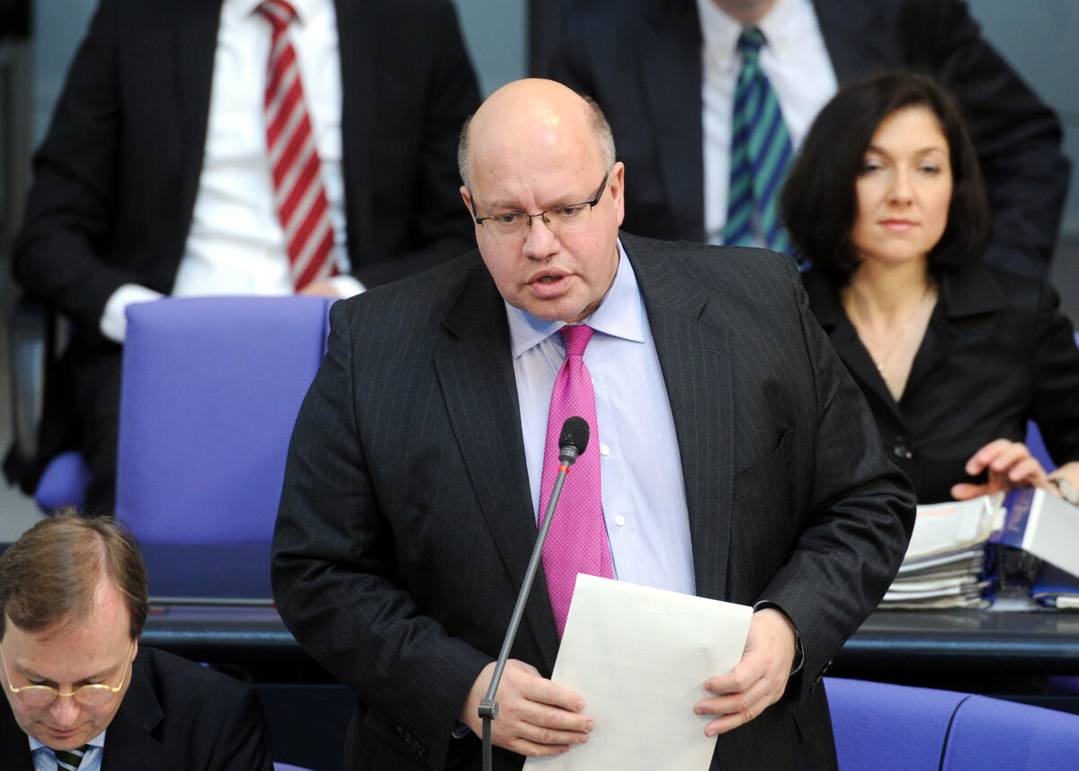 Bundesminister für Umwelt, Naturschutz und Reaktorsicherheit, Peter Altmaier, bei der Befragung der Bundesregierung der 236. Sitzung des Deutschen Bundestages vom 24. April 2013. Altmaier, Peter Bundesminister für Umwelt, Naturschutz und Reaktorsicherheit, Peter Altmaier, bei der Befragung der Bundesregierung der 236. Sitzung des Deutschen Bundestages vom 24. April 2013.