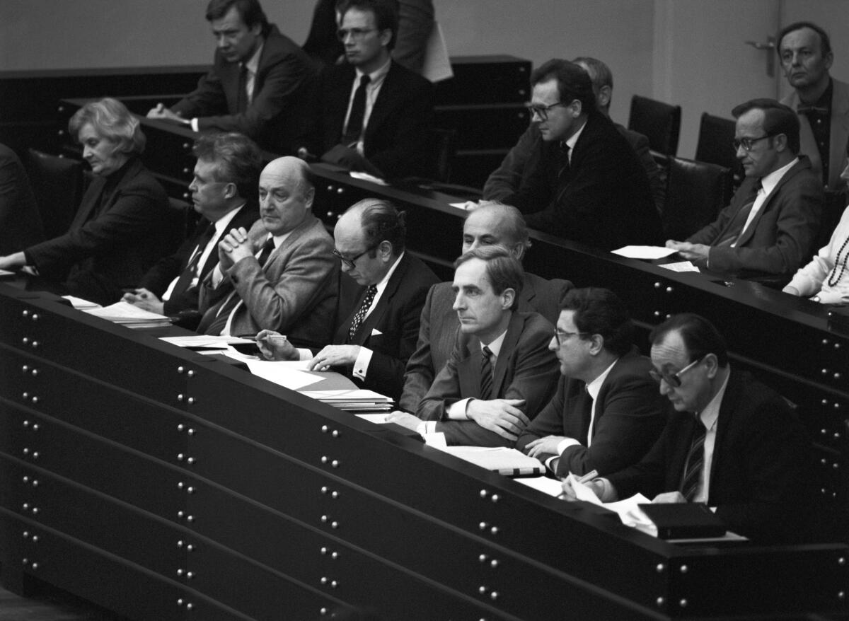 Die Abstimmung über den Antrag des Bundeskanzlers Helmut Schmidt findet am 5. Februar 1982 statt. Zwei Tage zuvor stellte er die Vertrauensfrage im Parlament.; Auf der Regierungsbank v.l.n.r.: Bundesfamilienministerin Antje Huber, SPD, MdB, Bundesverteidigungsminister Hans Apel, SPD, MdB, Bundesarbeitsminister Herbert Ehrenberg, SPD, MdB, Bundeswirtschaftsminister Otto Graf Lambsdorff, FDP, MdB, Bundesfinanzminister Hans Matthöfer, SPD, MdB, Bundesjustizminister Jürgen Schmude, SPD, MdB, Bundesinnenminister Gerhart Baum, FDP, MdB, und Bundesaußenminister Hans-Dietrich Genscher, FDP, MdB.; Bundestagsabgeordnete, Abgeordnete, Minister, Bundesminister Matthöfer, Hans; Genscher, Hans-Dietrich; Baum, Gerhart; Huber, Antje; Apel, Hans; Ehrenberg, Herbert; Schmude, Jürgen; Lambsdorff, Otto Graf Die Abstimmung über den Antrag des Bundeskanzlers Helmut Schmidt findet am 5. Februar 1982 statt. Zwei Tage zuvor stellte er die Vertrauensfrage im Parlament.; Auf der Regierungsbank v.l.n.r.: Bundesfamilienministerin Antje Huber, SPD, MdB, Bundesverteidigungsminister Hans Apel, SPD, MdB, Bundesarbeitsminister Herbert Ehrenberg, SPD, MdB, Bundeswirtschaftsminister Otto Graf Lambsdorff, FDP, MdB, Bundesfinanzminister Hans Matthöfer, SPD, MdB, Bundesjustizminister Jürgen Schmude, SPD, MdB, Bundesinnenminister Gerhart Baum, FDP, MdB, und Bundesaußenminister Hans-Dietrich Genscher, FDP, MdB.; Bundestagsabgeordnete, Abgeordnete, Minister, Bundesminister