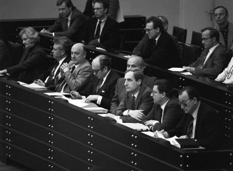 Matthöfer, Hans; Genscher, Hans-Dietrich; Baum, Gerhart; Huber, Antje; Apel, Hans; Ehrenberg, Herbert; Schmude, Jürgen; Lambsdorff, Otto Graf Liegenschaften in Bonn, Plenargebäude
