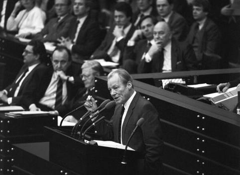 Schmidt, Helmut; Brandt, Willy; Genscher, Hans-Dietrich; Baum, Gerhart Liegenschaften in Bonn, Plenargebäude