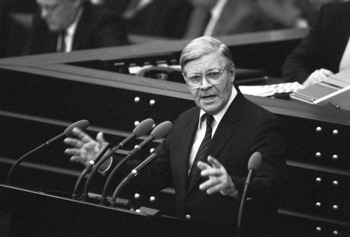 Die Abstimmung über den Antrag des Bundeskanzlers Helmut Schmidt findet am 5. Februar 1982 statt. Zwei Tage zuvor stellte er die Vertrauensfrage im Parlament.; Hier hält der Bundeskanzler Helmut Schmidt, SPD, MdB, eine Ansprache im Deutschen Bundestag vor der Abstimmung.; Bundestagsabgeordneter, Abgeordneter, Kanzler, Rednerpult, Rede, Gestik, gestikulierend Schmidt, Helmut Die Abstimmung über den Antrag des Bundeskanzlers Helmut Schmidt findet am 5. Februar 1982 statt. Zwei Tage zuvor stellte er die Vertrauensfrage im Parlament.; Hier hält der Bundeskanzler Helmut Schmidt, SPD, MdB, eine Ansprache im Deutschen Bundestag vor der Abstimmung.; Bundestagsabgeordneter, Abgeordneter, Kanzler, Rednerpult, Rede, Gestik, gestikulierend