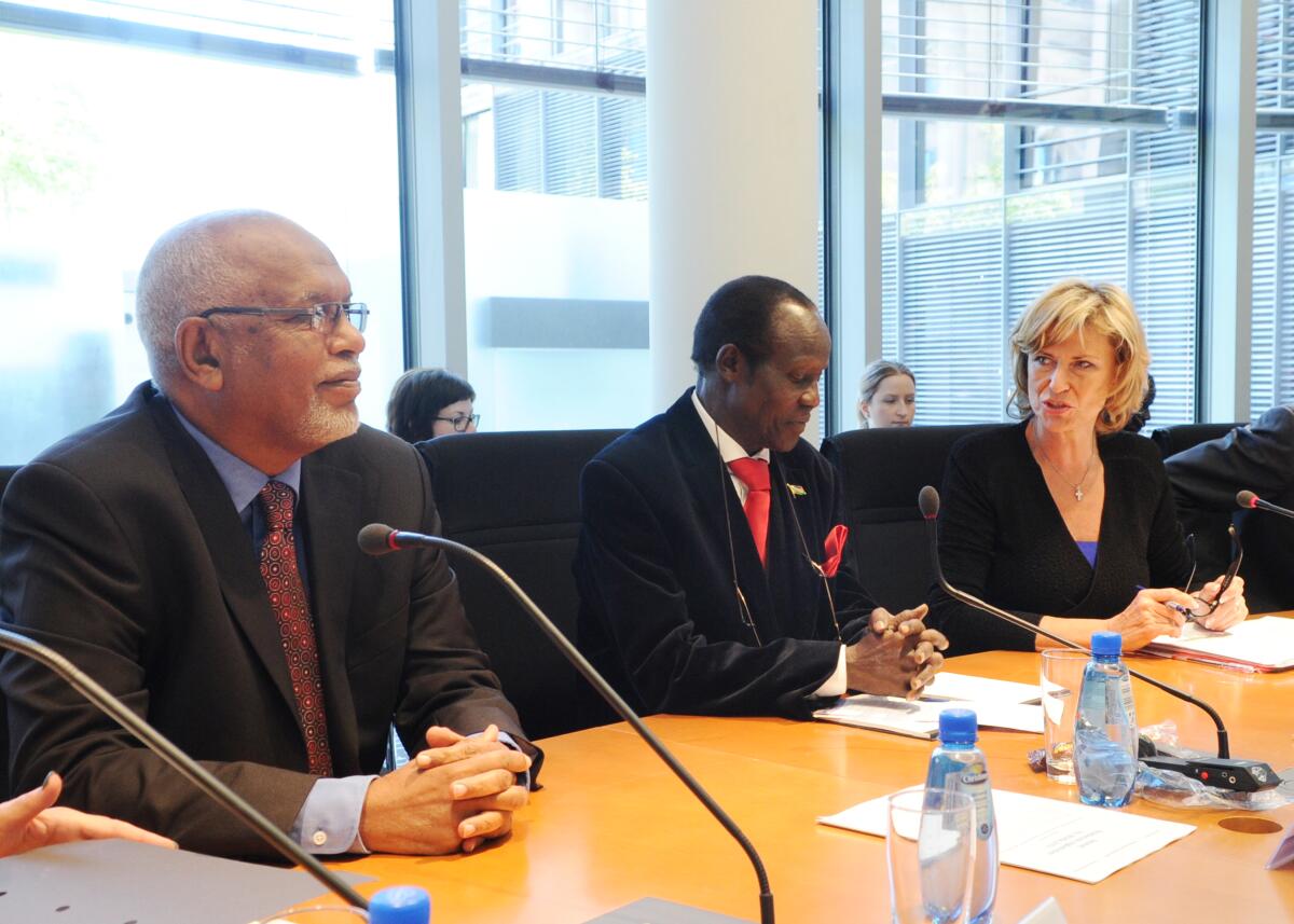 Igga, James Wani; Tahir, Ahmed Ibrahim El-; Wöhrl, Dagmar G. Die Parlamentspräsidenten H. E. Ahmed Ibrahim El-Tahir, (li), Parlamentspräsident des Südsudan, und H. E. James Wani Igga, (mitte), Parlamentspräsident des Südsudan, sind zu Gast beim Ausschuss des Deutschen Bundestages für wirtschaftliche Zusammenarbeit und Entwicklung. Die Sitzung wird von der Vorsitzenden des Bundestagsausschusses, Dagmar G. Wöhrl, (re), CDU/CSU, geleitet.