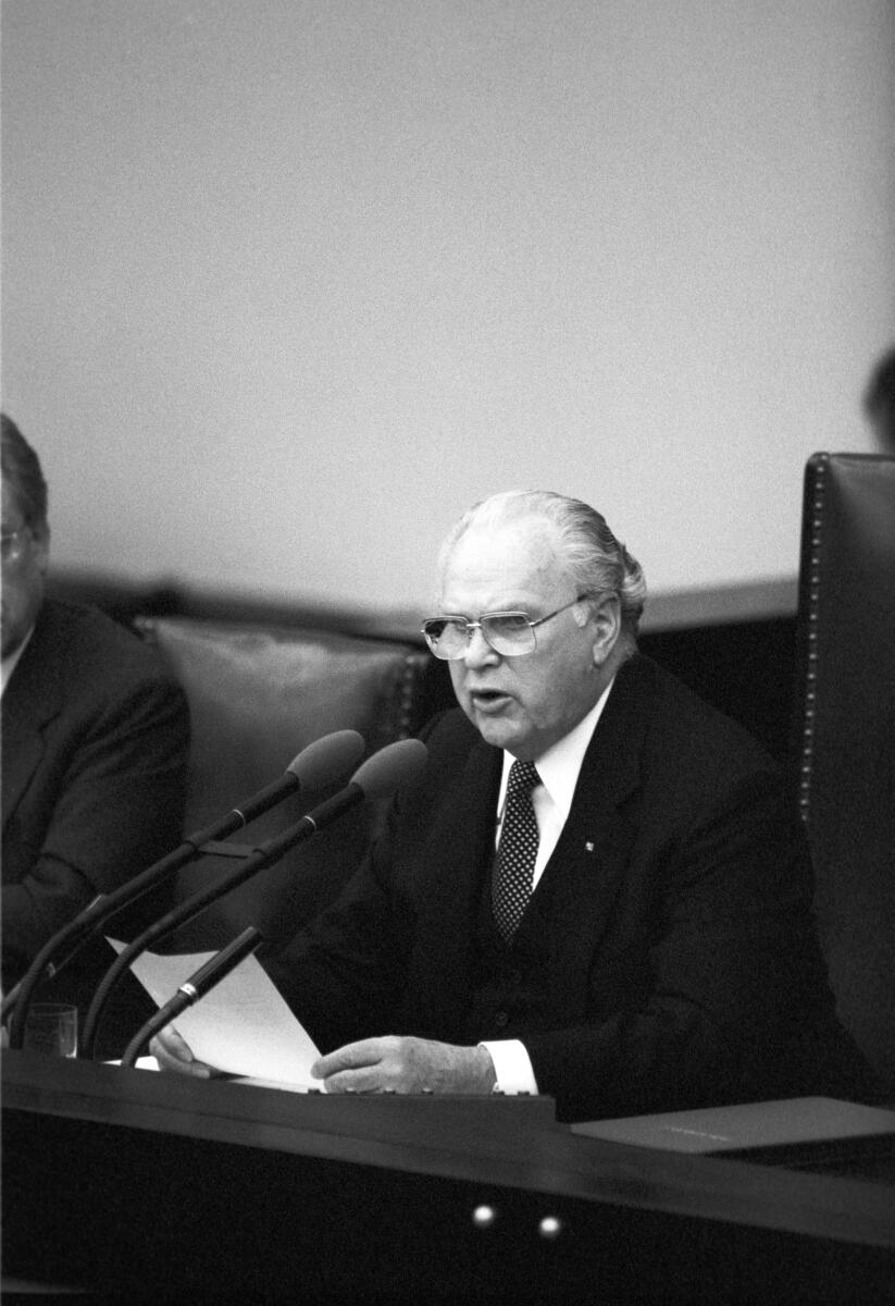 Die Abstimmung über den Antrag des Bundeskanzlers Helmut Schmidt findet am 5. Februar 1982 statt. Zwei Tage zuvor stellte er die Vertrauensfrage im Parlament. Hier verliest der Bundestagspräsident Richard Stücklen, CDU/CSU, MdB, das Ergebnis der namentlichen Abstimmung. Die Mehrheit der Parlamentarier stimmt für den amtierenden Bundeskanzler und spricht ihm ihr Vertrauen aus.; Bundestagsabgeordneter, Abgeordneter, Vorsitz, Präsidium Stücklen, Richard Die Abstimmung über den Antrag des Bundeskanzlers Helmut Schmidt findet am 5. Februar 1982 statt. Zwei Tage zuvor stellte er die Vertrauensfrage im Parlament. Hier verliest der Bundestagspräsident Richard Stücklen, CDU/CSU, MdB, das Ergebnis der namentlichen Abstimmung. Die Mehrheit der Parlamentarier stimmt für den amtierenden Bundeskanzler und spricht ihm ihr Vertrauen aus.; Bundestagsabgeordneter, Abgeordneter, Vorsitz, Präsidium
