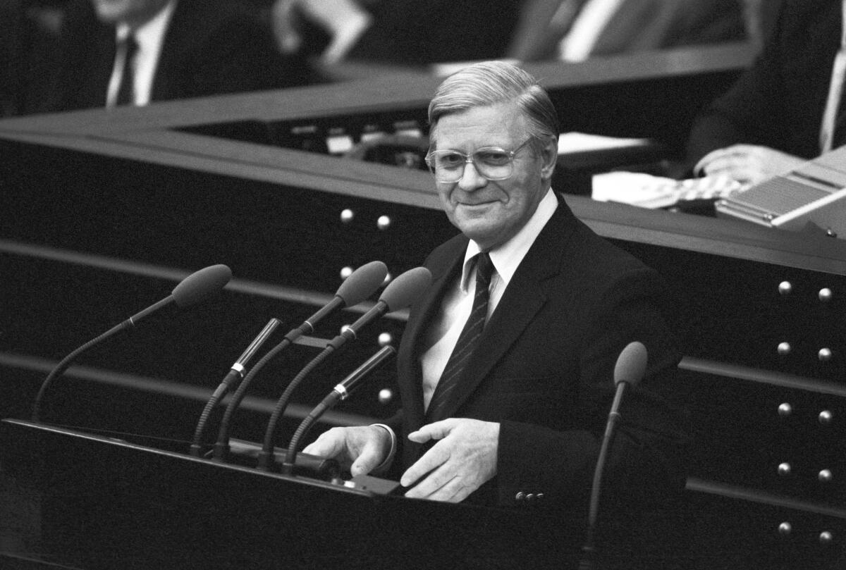 Die Abstimmung über den Antrag des Bundeskanzlers Helmut Schmidt findet am 5. Februar 1982 statt. Zwei Tage zuvor stellte er die Vertrauensfrage im Parlament.; Hier hält der Bundeskanzler Helmut Schmidt, SPD, MdB, eine Ansprache im Deutschen Bundestag vor der Abstimmung.; Bundestagsabgeordneter, Abgeordneter, Kanzler, Rednerpult, Rede, Mimik, lachen, lächelnd Schmidt, Helmut Die Abstimmung über den Antrag des Bundeskanzlers Helmut Schmidt findet am 5. Februar 1982 statt. Zwei Tage zuvor stellte er die Vertrauensfrage im Parlament.; Hier hält der Bundeskanzler Helmut Schmidt, SPD, MdB, eine Ansprache im Deutschen Bundestag vor der Abstimmung.; Bundestagsabgeordneter, Abgeordneter, Kanzler, Rednerpult, Rede, Mimik, lachen, lächelnd