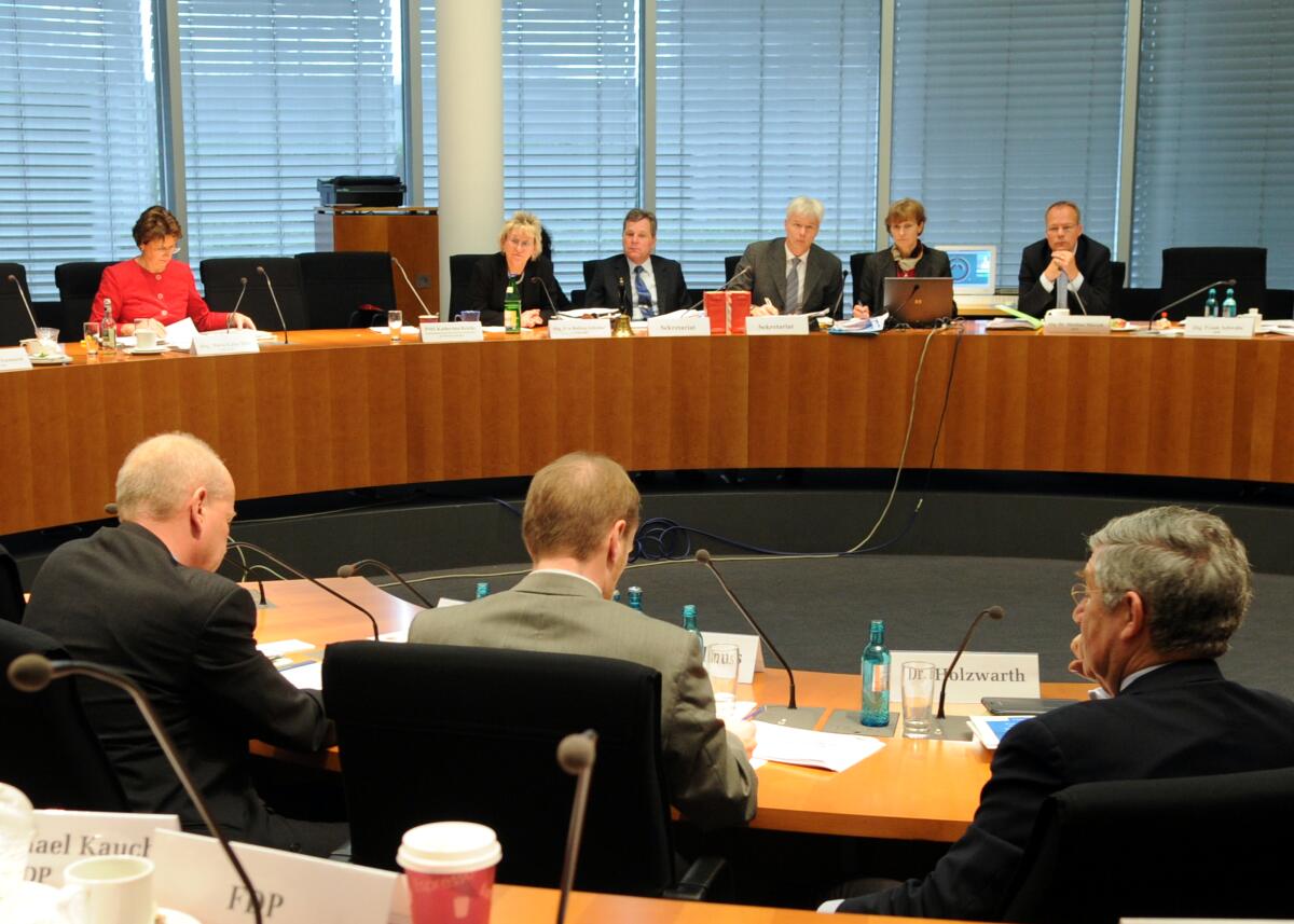 Bulling-Schröter, Eva Der Ausschuss des Deutschen Bundestages für Umwelt, Naturschutz und Reaktorsicherheit hat unter der Leitung der Vorsitzenden Eva Bulling-Schröter, (hinten 2.v.li), DIE LINKE, ein Fachgespräch mit Experten zur öklogischen Durchgängigkeit der Donau.; Übersicht.