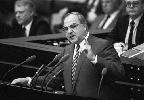 Kohl, Helmut Liegenschaften in Bonn, Plenargebäude