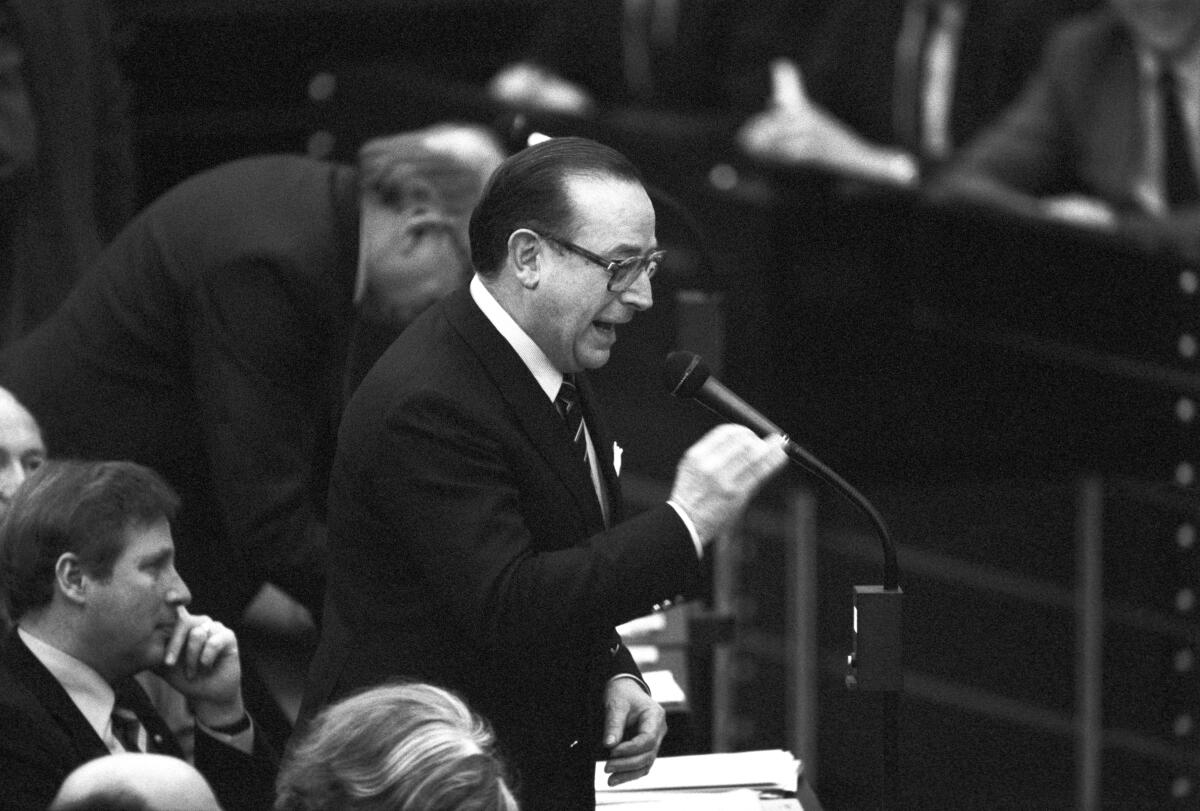 Die Abstimmung über den Antrag des Bundeskanzlers Helmut Schmidt findet am 5. Februar 1982 statt. Zwei Tage zuvor stellte er die Vertrauensfrage im Parlament.; Hier stellt der Abgeordnete Friedrich Zimmermann, CDU/CSU, eine Zwischenfrage an den Redner Willy Brandt, SPD, MdB.; Bundestagsabgeordnete, Abgeordnete, Frage, Gestik, Mimik, gestikulierend Zimmermann, Friedrich Die Abstimmung über den Antrag des Bundeskanzlers Helmut Schmidt findet am 5. Februar 1982 statt. Zwei Tage zuvor stellte er die Vertrauensfrage im Parlament.; Hier stellt der Abgeordnete Friedrich Zimmermann, CDU/CSU, eine Zwischenfrage an den Redner Willy Brandt, SPD, MdB.; Bundestagsabgeordnete, Abgeordnete, Frage, Gestik, Mimik, gestikulierend