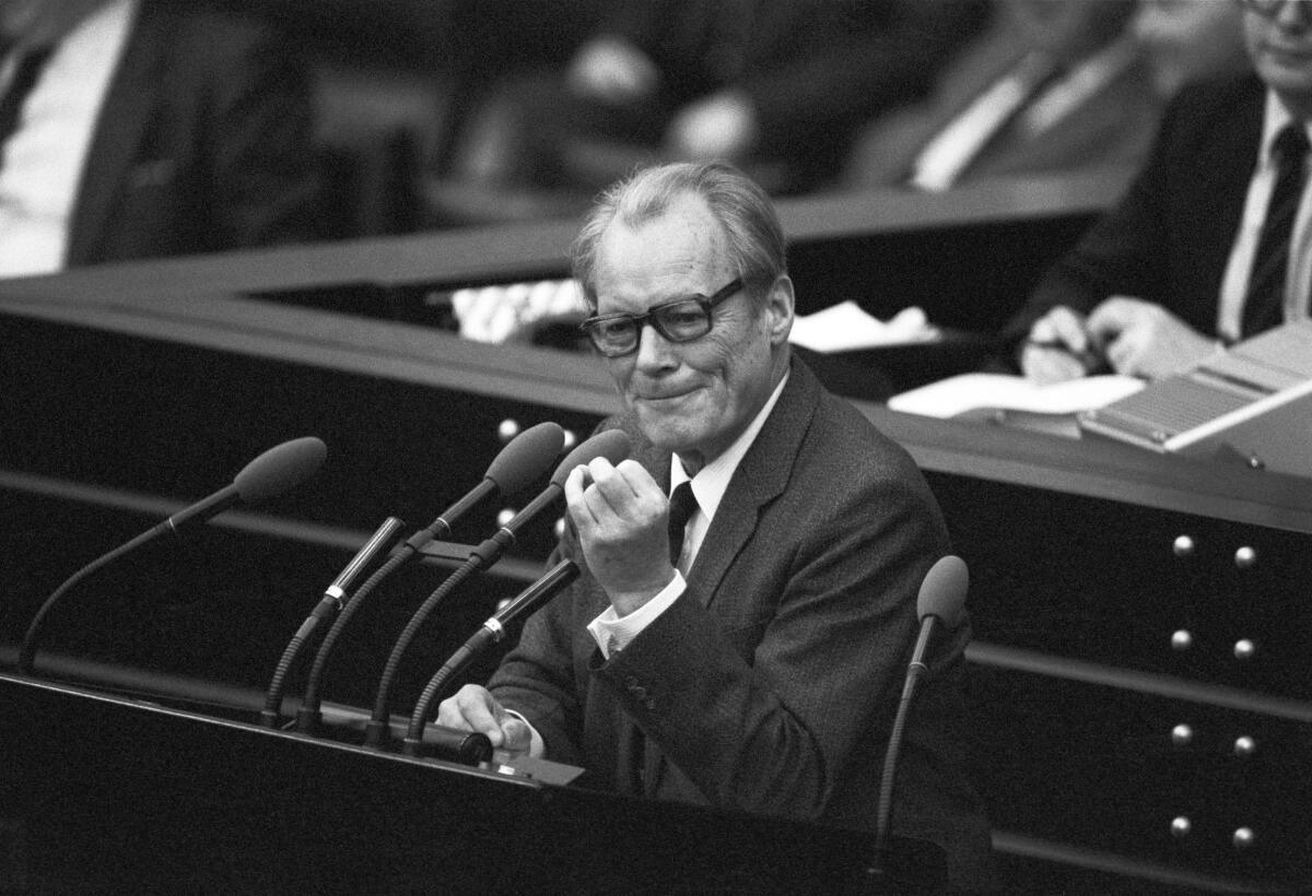 Die Abstimmung über den Antrag des Bundeskanzlers Helmut Schmidt findet am 5. Februar 1982 statt. Zwei Tage zuvor stellte er die Vertrauensfrage im Parlament.; Hier hält der Parteivorsitzende Willy Brandt, SPD, MdB, eine Rede im Deutschen Bundestag vor der Abstimmung.; Bundestagsabgeordneter, Abgeordneter, Vorsitzender, Rednerpult, Gestik, Mimik, gestikulierend Brandt, Willy Die Abstimmung über den Antrag des Bundeskanzlers Helmut Schmidt findet am 5. Februar 1982 statt. Zwei Tage zuvor stellte er die Vertrauensfrage im Parlament.; Hier hält der Parteivorsitzende Willy Brandt, SPD, MdB, eine Rede im Deutschen Bundestag vor der Abstimmung.; Bundestagsabgeordneter, Abgeordneter, Vorsitzender, Rednerpult, Gestik, Mimik, gestikulierend