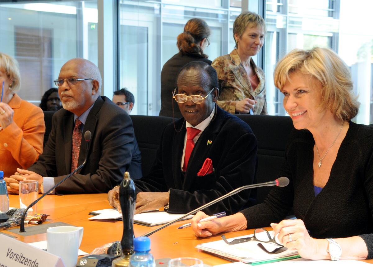 Die Parlamentspräsidenten H. E. Ahmed Ibrahim El-Tahir, (li), Parlamentspräsident des Südsudan, und H. E. James Wani Igga, (mitte), Parlamentspräsident des Südsudan, sind zu Gast beim Ausschuss des Deutschen Bundestages für wirtschaftliche Zusammenarbeit und Entwicklung. Die Sitzung wird von der Vorsitzenden des Bundestagsausschusses, Dagmar G. Wöhrl, (re), CDU/CSU, geleitet. Igga, James Wani; Tahir, Ahmed Ibrahim El-; Wöhrl, Dagmar G. Die Parlamentspräsidenten H. E. Ahmed Ibrahim El-Tahir, (li), Parlamentspräsident des Südsudan, und H. E. James Wani Igga, (mitte), Parlamentspräsident des Südsudan, sind zu Gast beim Ausschuss des Deutschen Bundestages für wirtschaftliche Zusammenarbeit und Entwicklung. Die Sitzung wird von der Vorsitzenden des Bundestagsausschusses, Dagmar G. Wöhrl, (re), CDU/CSU, geleitet.