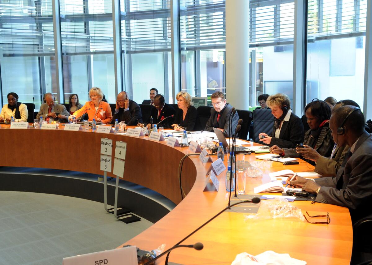 Die Parlamentspräsidenten H. E. Ahmed Ibrahim El-Tahir, (4.v.li), Parlamentspräsident des Südsudan, und H. E. James Wani Igga, (5.v.li), Parlamentspräsident des Südsudan, sind zu Gast beim Ausschuss des Deutschen Bundestages für wirtschaftliche Zusammenarbeit und Entwicklung. Die Sitzung wird von der Vorsitzenden des Bundestagsausschusses, Dagmar G. Wöhrl, (6.v.li), CDU/CSU, geleitet.; Übersicht. Igga, James Wani; Tahir, Ahmed Ibrahim El-; Wöhrl, Dagmar G. Die Parlamentspräsidenten H. E. Ahmed Ibrahim El-Tahir, (4.v.li), Parlamentspräsident des Südsudan, und H. E. James Wani Igga, (5.v.li), Parlamentspräsident des Südsudan, sind zu Gast beim Ausschuss des Deutschen Bundestages für wirtschaftliche Zusammenarbeit und Entwicklung. Die Sitzung wird von der Vorsitzenden des Bundestagsausschusses, Dagmar G. Wöhrl, (6.v.li), CDU/CSU, geleitet.; Übersicht.