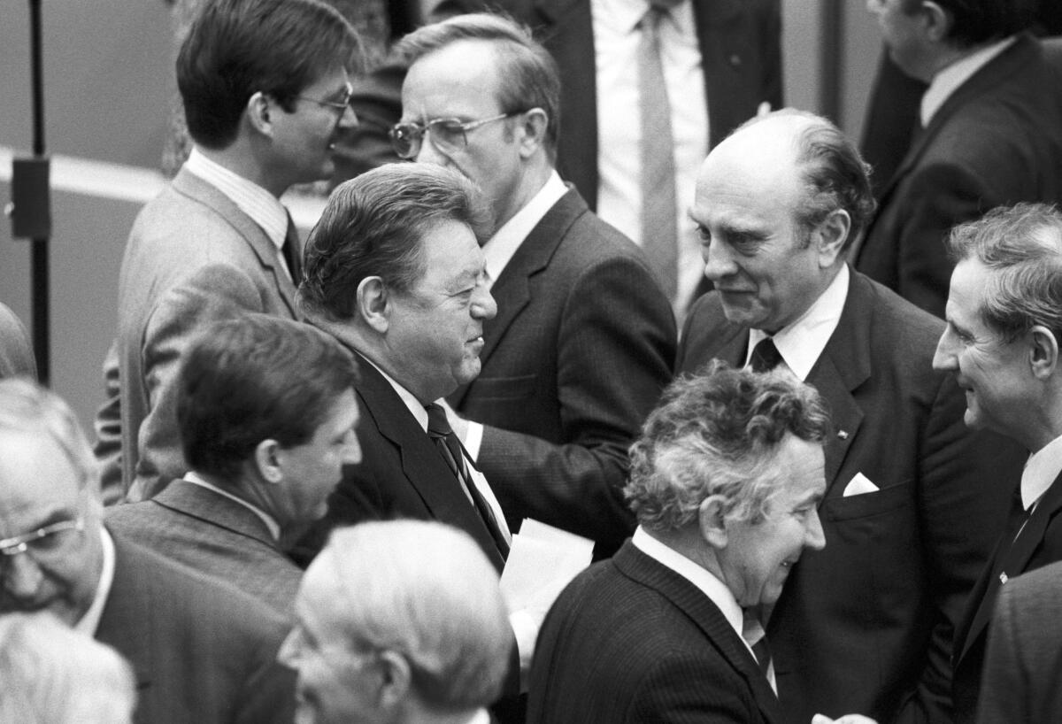 Dr. Franz Josef Strauß, CDU/CSU, MdB, ist im Gespräch mit Dr. Otto Graf Lambsdorff, FDP, MdB, während einer Plenarsitzung.; Bundestagsabegordnete, Abgeordnete, Gespräch Strauß, Franz Josef; Sauter, Franz; Lambsdorff, Otto Graf; Porzner, Konrad; Solms, Hermann Otto Dr. Franz Josef Strauß, CDU/CSU, MdB, ist im Gespräch mit Dr. Otto Graf Lambsdorff, FDP, MdB, während einer Plenarsitzung.; Bundestagsabegordnete, Abgeordnete, Gespräch