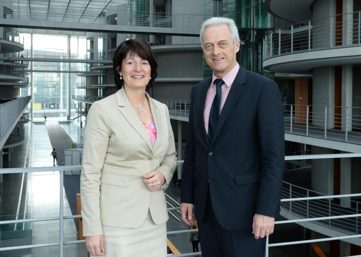 Dr. Peter Ramsauer, CDU/CSU, Vorsitzender des Ausschusses des Deutschen Bundestages für Wirtschaft und Energie, konstituiert den Unterausschuss UA für Regionale Wirtschaftspolitik und ERP. Astrid Grotelüschen, CDU/CSU, übernimmt den Vorsitz. Grotelüschen, Astrid; Ramsauer, Peter Dr. Peter Ramsauer, CDU/CSU, Vorsitzender des Ausschusses des Deutschen Bundestages für Wirtschaft und Energie, konstituiert den Unterausschuss UA für Regionale Wirtschaftspolitik und ERP. Astrid Grotelüschen, CDU/CSU, übernimmt den Vorsitz.