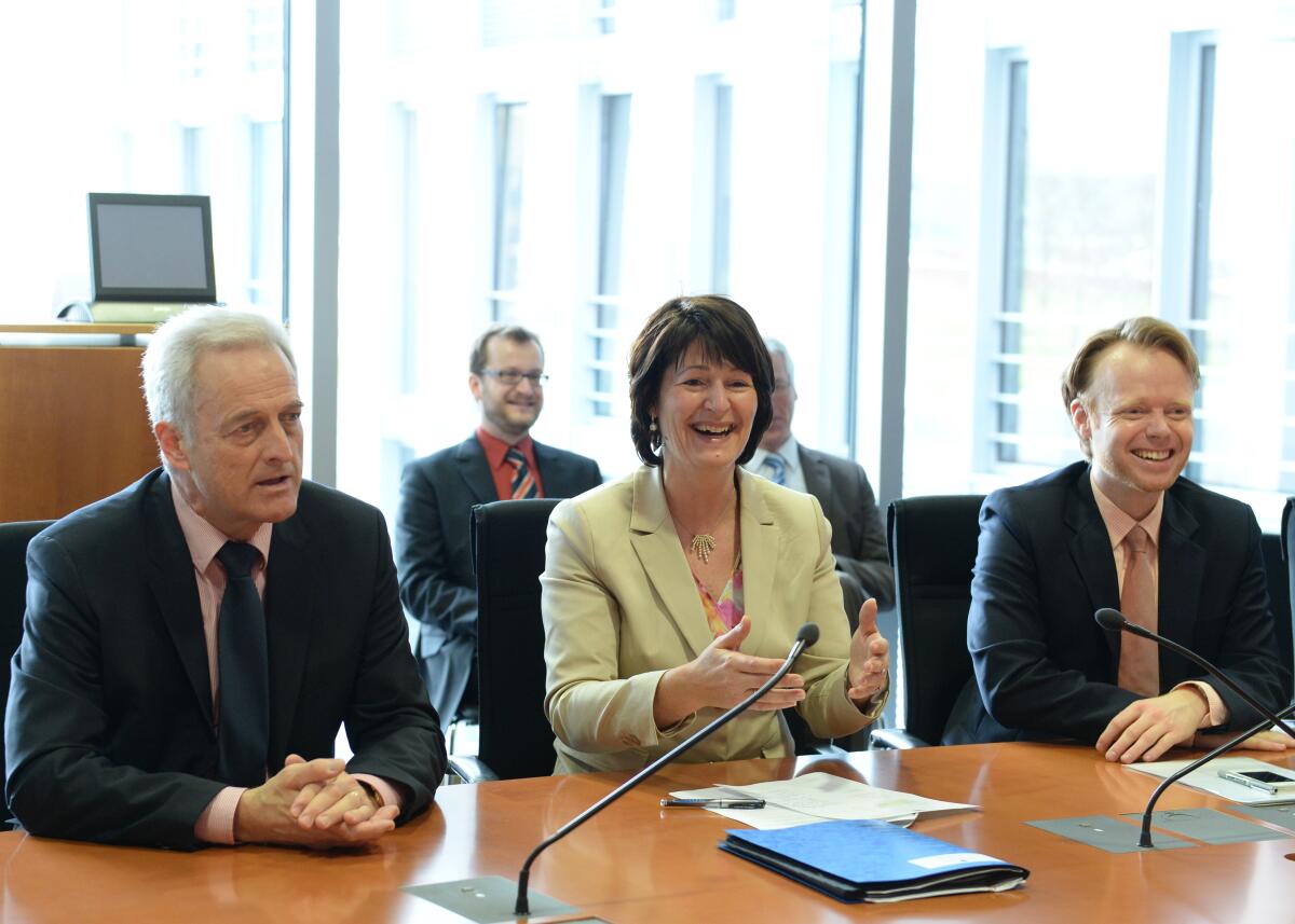 Dr. Peter Ramsauer, CDU/CSU, Vorsitzender des Ausschusses des Deutschen Bundestages für Wirtschaft und Energie, konstituiert den Unterausschuss für Regionale Wirtschaftspolitik und ERP. Astrid Grotelüschen, (hier im Bild), CDU/CSU, übernimmt den Vorsitz, Jan Metzler, CDU/CSU (re). Grotelüschen, Astrid; Ramsauer, Peter; Metzler, Jan Dr. Peter Ramsauer, CDU/CSU, Vorsitzender des Ausschusses des Deutschen Bundestages für Wirtschaft und Energie, konstituiert den Unterausschuss für Regionale Wirtschaftspolitik und ERP. Astrid Grotelüschen, (hier im Bild), CDU/CSU, übernimmt den Vorsitz, Jan Metzler, CDU/CSU (re).