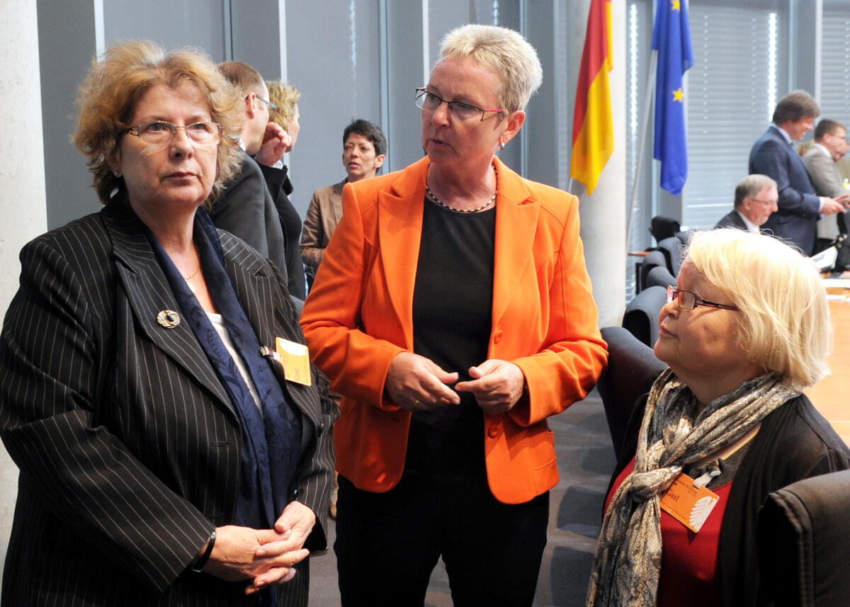 Vorsitzende des Petitionsausschusses Kersten Steinke, DIE LINKE. (mitte) begrüßt die Petenten Rosemarie Rudolph (li) und Monika Centmayer (re), Montag, 13. Mai 2013 Steinke, Kersten Vorsitzende des Petitionsausschusses Kersten Steinke, DIE LINKE. (mitte) begrüßt die Petenten Rosemarie Rudolph (li) und Monika Centmayer (re), Montag, 13. Mai 2013