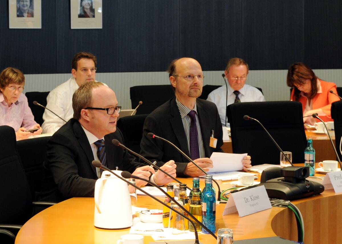 Prof. Dr. Manfred Oehler, (re), und Dr. Georg Klose, (li), von Prognos AG und Vertreter des Wissenschaftlichen Beirats, sind zu einem Gespräch zu Gast beim Ausschuss des Deutschen Bundestages für Ernährung, Landwirtschft und Verbraucherschutz. Die Sitzung wird vom Vorsitzenden Hans-Michael Goldmann, FDP, geleitet. Oehler, Manfred; Klose, Georg Prof. Dr. Manfred Oehler, (re), und Dr. Georg Klose, (li), von Prognos AG und Vertreter des Wissenschaftlichen Beirats, sind zu einem Gespräch zu Gast beim Ausschuss des Deutschen Bundestages für Ernährung, Landwirtschft und Verbraucherschutz. Die Sitzung wird vom Vorsitzenden Hans-Michael Goldmann, FDP, geleitet.