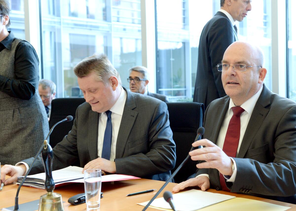 Franke, Edgar; Gröhe, Hermann Dr. Edgar Franke, (re), SPD, Vorsitzender des Ausschusses des Deutschen Bundestages für Gesundheit, leitet die Sitzung, an der Hermann Gröhe, (li), CDU/CSU, Bundesminister für Gesundheit, teil nimmt.