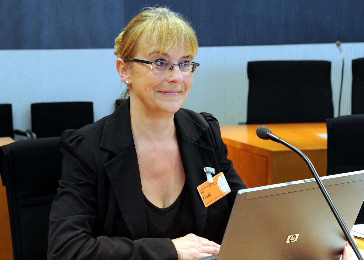 Der Ausschuss des Deutschen Bundestages für Ernährung, Landwirtschat und Verbraucherschutz hat unter der Leitung seines Vorsitzenden Hans-Michael Goldmann, FDP, ein Berichterstattergespräch mit Dr. Sandra Altherr (hier im Bild) von ProWildlife e. V. An diesem nehmen auch die Mitglieder des Ausschusses und Bundestagabgeordneten Heinz Paula, SPD, Alexander Süßmair, DIE LINKE, und Alois Gerig, CDU/CSU, teil. Altherr, Sandra Der Ausschuss des Deutschen Bundestages für Ernährung, Landwirtschat und Verbraucherschutz hat unter der Leitung seines Vorsitzenden Hans-Michael Goldmann, FDP, ein Berichterstattergespräch mit Dr. Sandra Altherr (hier im Bild) von ProWildlife e. V. An diesem nehmen auch die Mitglieder des Ausschusses und Bundestagabgeordneten Heinz Paula, SPD, Alexander Süßmair, DIE LINKE, und Alois Gerig, CDU/CSU, teil.