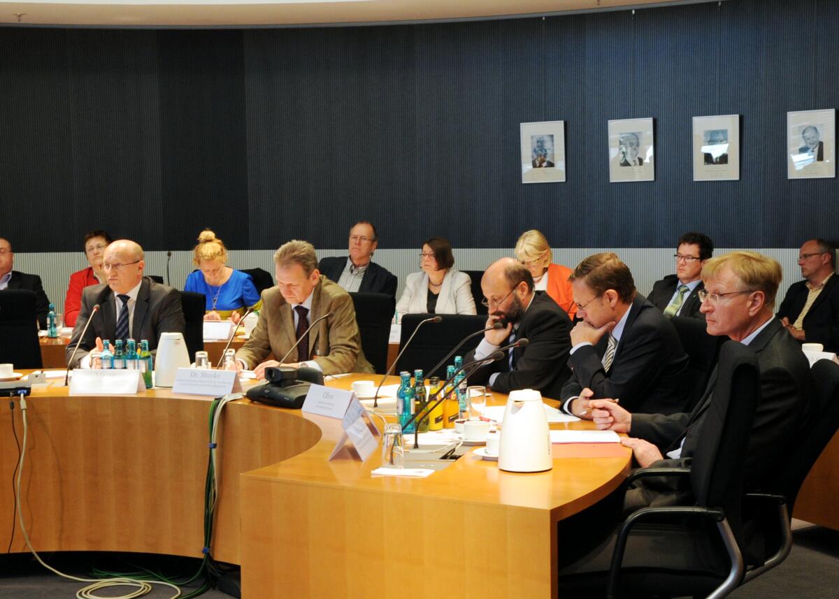 Ilse Aigner, CDU/CSU, Bundesministerin für Ernährung, Landwirtschaft und Verbraucherschutz, sowie einige Sachverständige (hier im Bild), nehmen zum Thema Hochwasser an einer Ausschusssitzung des Ausschusses des Deutschen Bundestages für Ernährung, Landwirtschaft und Verbraucherschutz, teil. Die Sitzung wird vom Vorsitzenden Hans-Michael Goldmann, FDP, geleitet.; Übersicht. Ilse Aigner, CDU/CSU, Bundesministerin für Ernährung, Landwirtschaft und Verbraucherschutz, sowie einige Sachverständige (hier im Bild), nehmen zum Thema Hochwasser an einer Ausschusssitzung des Ausschusses des Deutschen Bundestages für Ernährung, Landwirtschaft und Verbraucherschutz, teil. Die Sitzung wird vom Vorsitzenden Hans-Michael Goldmann, FDP, geleitet.; Übersicht.