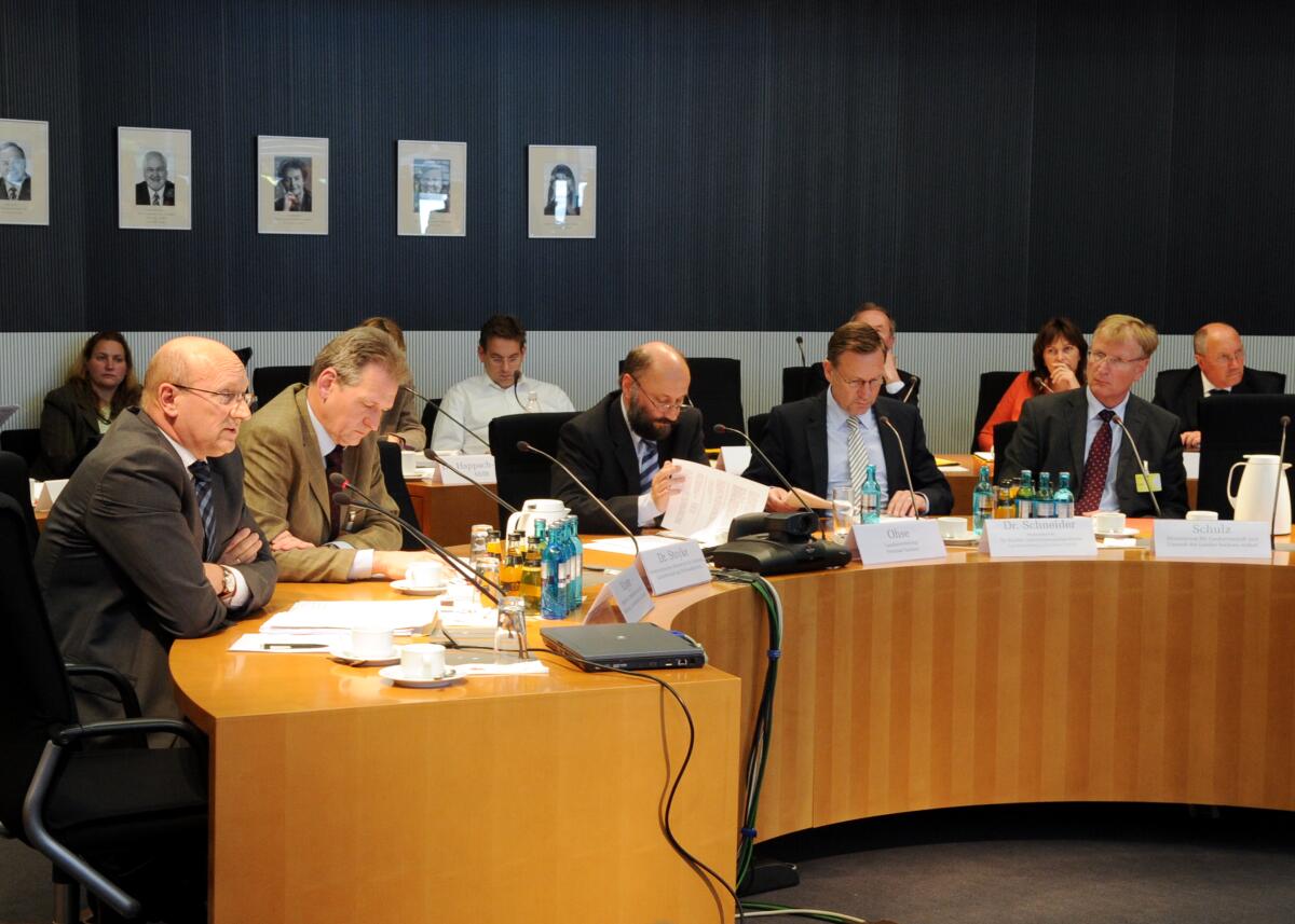 Ilse Aigner, CDU/CSU, Bundesministerin für Ernährung, Landwirtschaft und Verbraucherschutz, sowie einige Sachverständige (hier im Bild), nehmen zum Thema Hochwasser an einer Ausschusssitzung des Ausschusses des Deutschen Bundestages für Ernährung, Landwirtschaft und Verbraucherschutz, teil. Die Sitzung wird vom Vorsitzenden Hans-Michael Goldmann, FDP, geleitet.; Übersicht. Ilse Aigner, CDU/CSU, Bundesministerin für Ernährung, Landwirtschaft und Verbraucherschutz, sowie einige Sachverständige (hier im Bild), nehmen zum Thema Hochwasser an einer Ausschusssitzung des Ausschusses des Deutschen Bundestages für Ernährung, Landwirtschaft und Verbraucherschutz, teil. Die Sitzung wird vom Vorsitzenden Hans-Michael Goldmann, FDP, geleitet.; Übersicht.