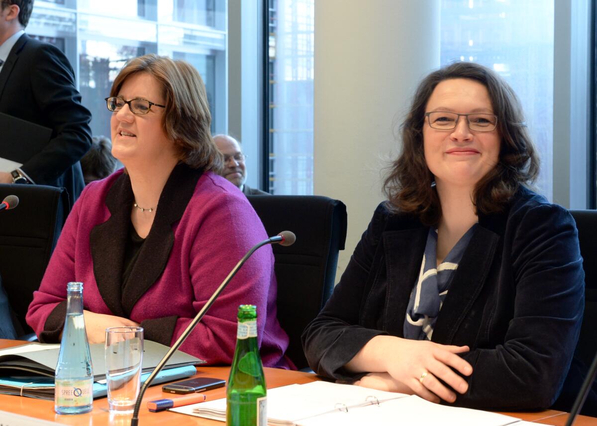 Kerstin Griese, (li), SPD, Vorsitzende des Ausschusses des Deutschen Bundestages für Arbeit und Soziales, eröffnet die Ausschusssitzung, an der die Bundesministerin für Arbeit und Soziales, Andrea Nahles, (re), SPD, teil nimmt.; Ministerin, Sitzung, Ausschuss. Griese, Kerstin; Nahles, Andrea Kerstin Griese, (li), SPD, Vorsitzende des Ausschusses des Deutschen Bundestages für Arbeit und Soziales, eröffnet die Ausschusssitzung, an der die Bundesministerin für Arbeit und Soziales, Andrea Nahles, (re), SPD, teil nimmt.; Ministerin, Sitzung, Ausschuss.