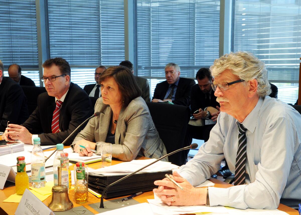 Ilse Aigner, CDU/CSU, Bundesministerin für Ernährung, Landwirtschaft und Verbraucherschutz, sowie einige Sachverständige, nehmen zum Thema Hochwasser an einer Ausschusssitzung des Ausschusses des Deutschen Bundestages für Ernährung, Landwirtschaft und Verbraucherschutz, teil. Die Sitzung wird vom Vorsitzenden Hans-Michael Goldmann, (re), FDP, geleitet. Links im Bild der Parlamentarische Staatssekretär Gerd Müller, CDU/CSU. Goldmann, Hans-Michael; Aigner, Ilse; Müller, Gerd Ilse Aigner, CDU/CSU, Bundesministerin für Ernährung, Landwirtschaft und Verbraucherschutz, sowie einige Sachverständige, nehmen zum Thema Hochwasser an einer Ausschusssitzung des Ausschusses des Deutschen Bundestages für Ernährung, Landwirtschaft und Verbraucherschutz, teil. Die Sitzung wird vom Vorsitzenden Hans-Michael Goldmann, (re), FDP, geleitet. Links im Bild der Parlamentarische Staatssekretär Gerd Müller, CDU/CSU.