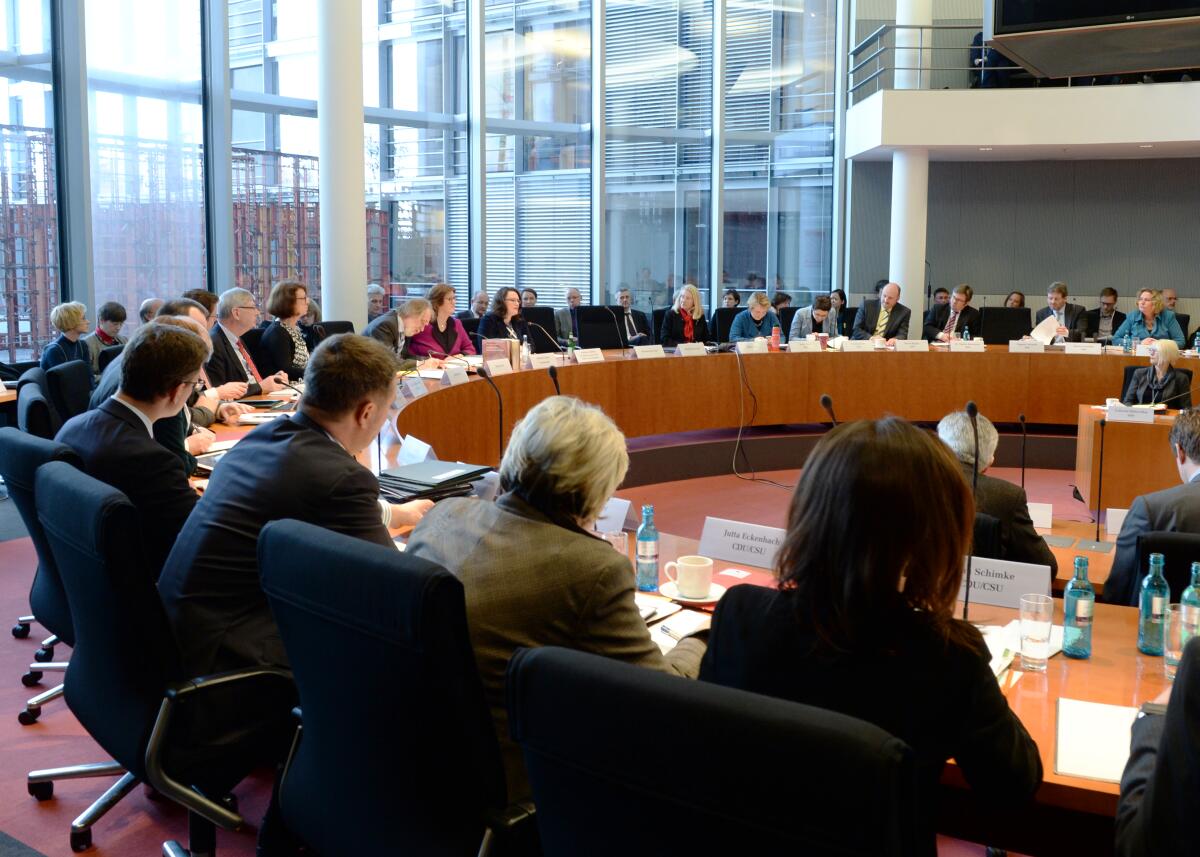 Kerstin Griese, SPD, Vorsitzende des Ausschusses des Deutschen Bundestages für Arbeit und Soziales, eröffnet die Ausschusssitzung, an der die Bundesministerin für Arbeit und Soziales, Andrea Nahles, SPD, teil nimmt.; Ministerin, Sitzung, Ausschuss, Übersicht. Kerstin Griese, SPD, Vorsitzende des Ausschusses des Deutschen Bundestages für Arbeit und Soziales, eröffnet die Ausschusssitzung, an der die Bundesministerin für Arbeit und Soziales, Andrea Nahles, SPD, teil nimmt.; Ministerin, Sitzung, Ausschuss, Übersicht.