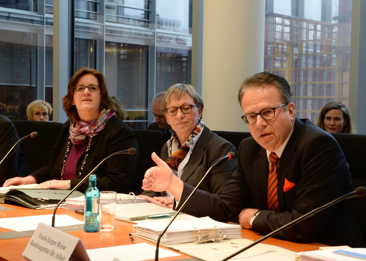 Frank-Jürgen Weise, (re), Vorsitzender des Vorstandes der Bundesagentur für Arbeit, ist zu Gast beim Ausschuss des Deutschen Bundestages für Arbeit und Soziales. Kerstin Griese, (li), Vorsitzende des Ausschusses, leitet die Sitzung, an der Gabriele Lösekrug-Möller, (mitte), SPD, Parlamentarische Staatssekretärin, teil nimmt. Griese, Kerstin; Weise, Frank-Jürgen; Lösekrug-Möller, Gabriele Frank-Jürgen Weise, (re), Vorsitzender des Vorstandes der Bundesagentur für Arbeit, ist zu Gast beim Ausschuss des Deutschen Bundestages für Arbeit und Soziales. Kerstin Griese, (li), Vorsitzende des Ausschusses, leitet die Sitzung, an der Gabriele Lösekrug-Möller, (mitte), SPD, Parlamentarische Staatssekretärin, teil nimmt.