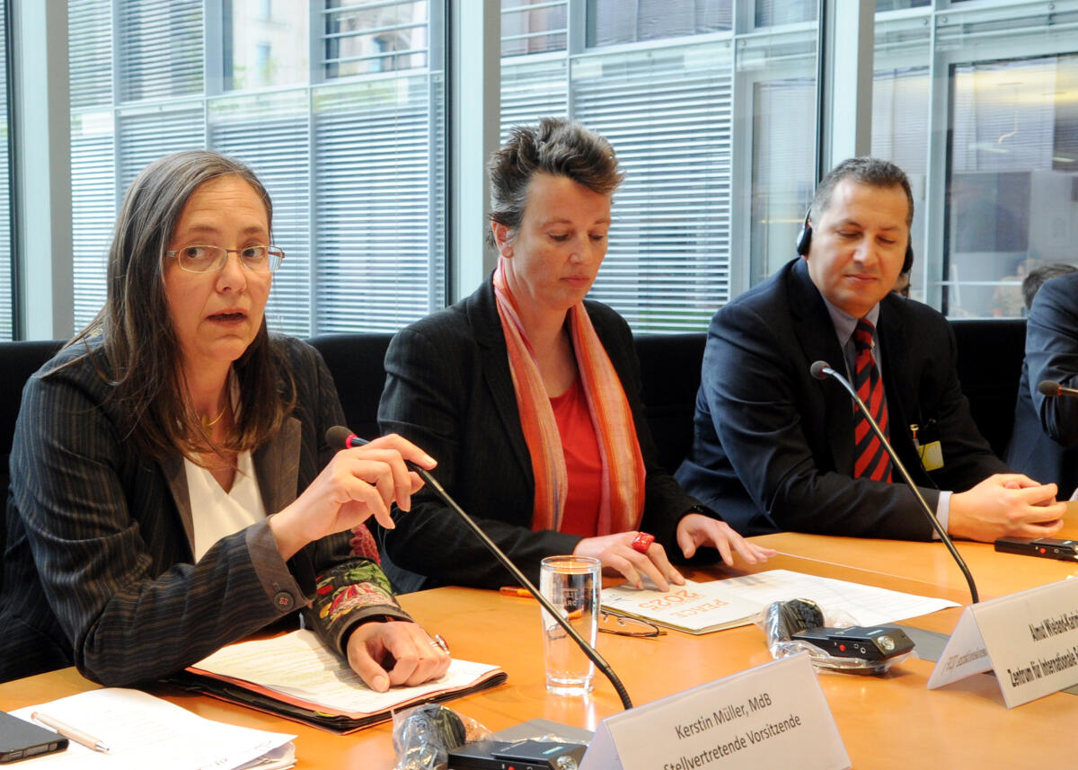 Stellvertretende Vorsitzende Kerstin Müller, Bündnis 90/Die Grünen, mit den Sachverständigen Dr. Almut Wieland-Karimi und Mohamed Ibrahim beim Unterausschusses "Zivile Krisenprävention und vernetzte Sicherheit" Müller, Kerstin Stellvertretende Vorsitzende Kerstin Müller, Bündnis 90/Die Grünen, mit den Sachverständigen Dr. Almut Wieland-Karimi und Mohamed Ibrahim beim Unterausschusses "Zivile Krisenprävention und vernetzte Sicherheit"