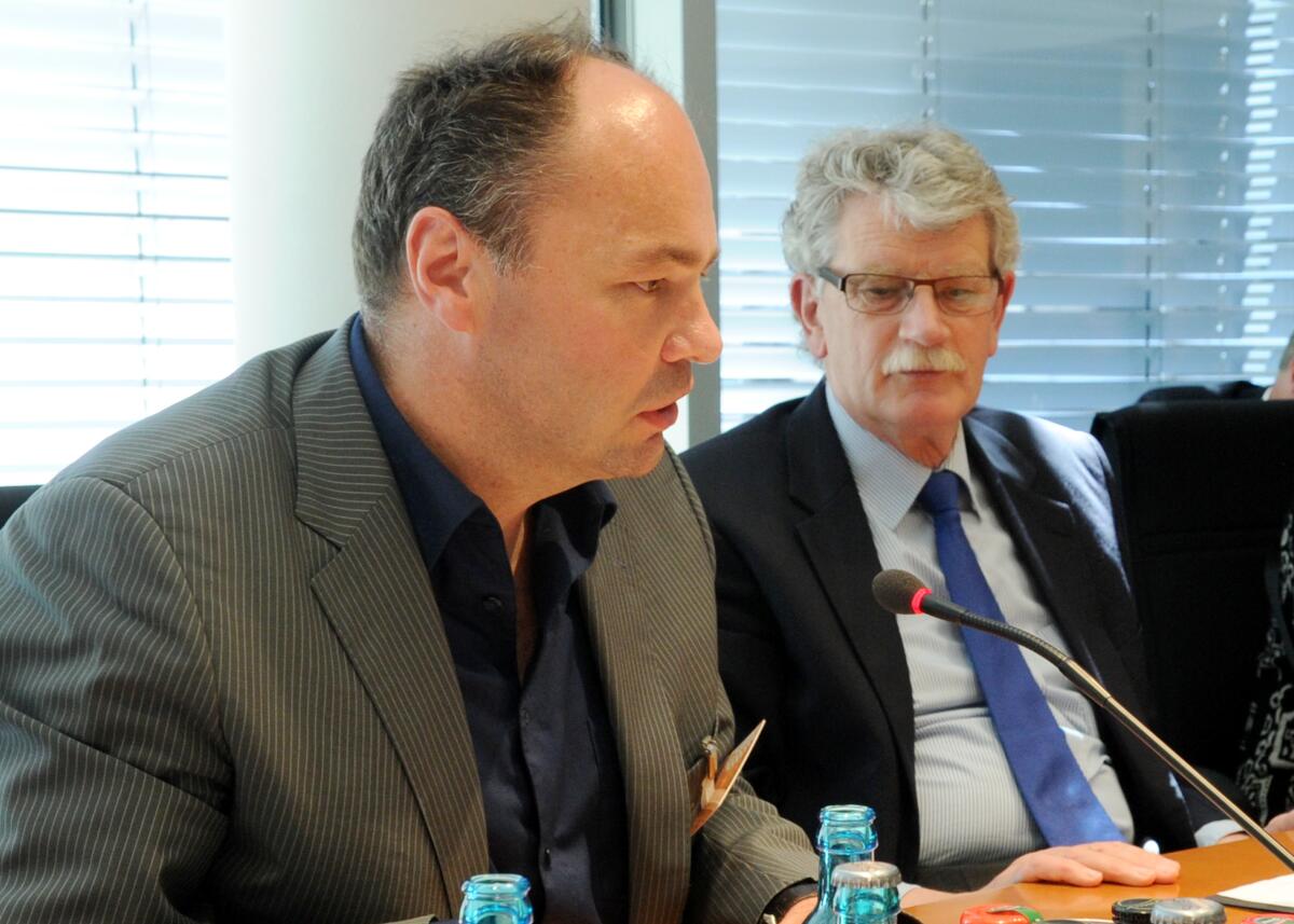 Goldmann, Hans-Michael; Wolfschmidt, Matthias Der Ausschuss des Deutschen Bundestages für Ernährung, Landwirtschaft und Verbraucherschutz, hat unter der Leitung seines Vorsitzenden Hans-Michael Goldmann, (re), FDP, ein Berichterstattergespräch mit Matthias Wolfschmidt (li) und Anne Markwardt von foodwatch e. V.