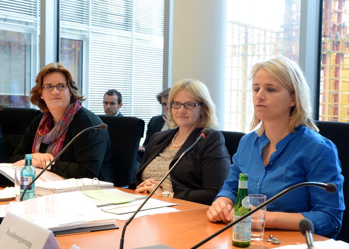 Griese, Kerstin; Bentele, Verena; Kramme, Anette Verena Bentele, (re), Beauftragte der Bundesregierung für die Belange behinderter Menschen, ist zu Gast in einer Ausschusssitzung des Ausschusses des Deutschen Bundestages für Arbeit und Soziales, die von der Vorsitzenden Kerstin Griese, (li), SPD, geleitet wird. Anette Kramme, (mitte), SPD, Parlamentarische Staatssekretärin, nimmt an der Sitzung teil.