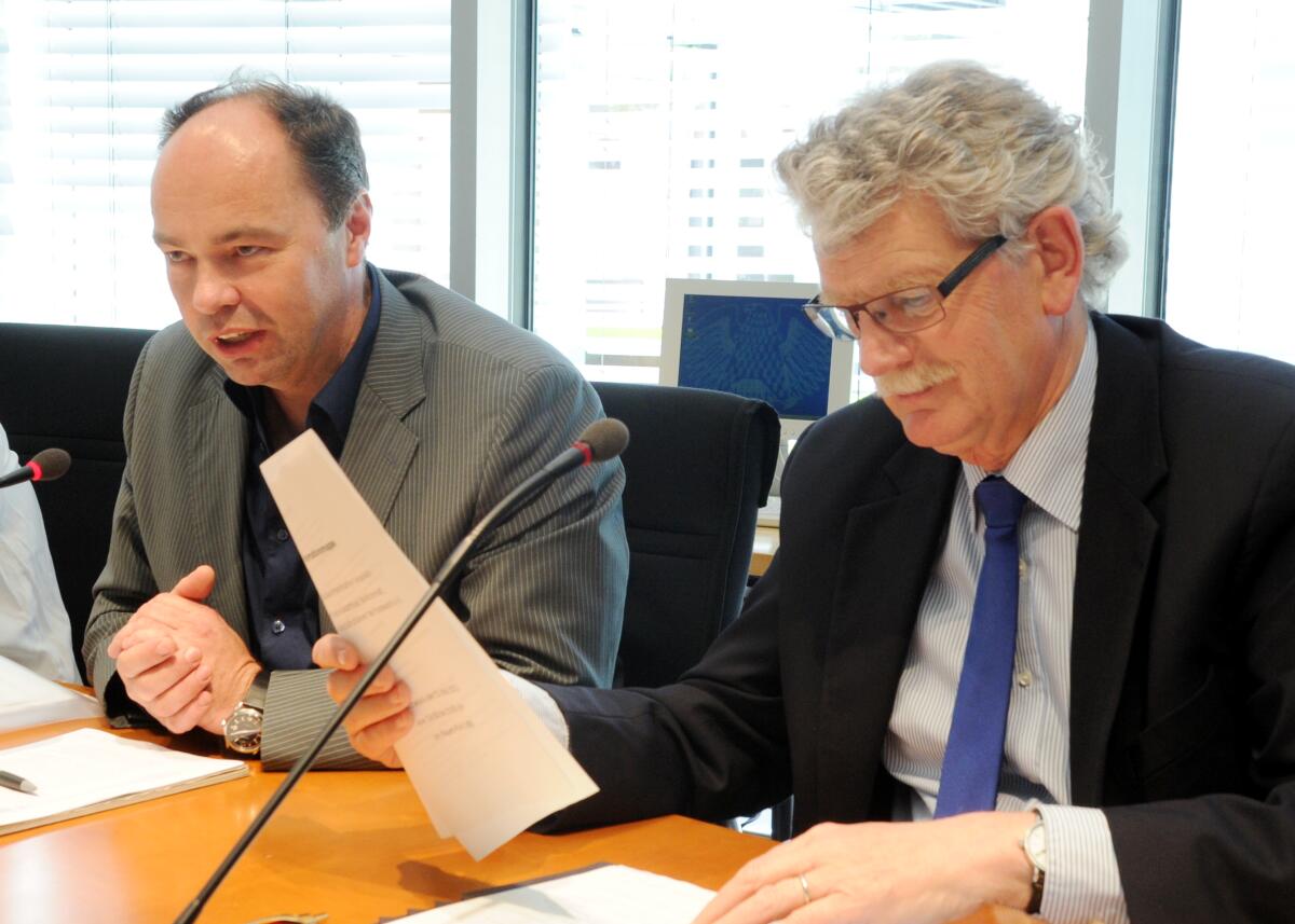 Goldmann, Hans-Michael; Wolfschmidt, Matthias Der Ausschuss des Deutschen Bundestages für Ernährung, Landwirtschaft und Verbraucherschutz, hat unter der Leitung seines Vorsitzenden Hans-Michael Goldmann, (re), FDP, ein Berichterstattergespräch mit Matthias Wolfschmidt (li) und Anne Markwardt von foodwatch e. V.