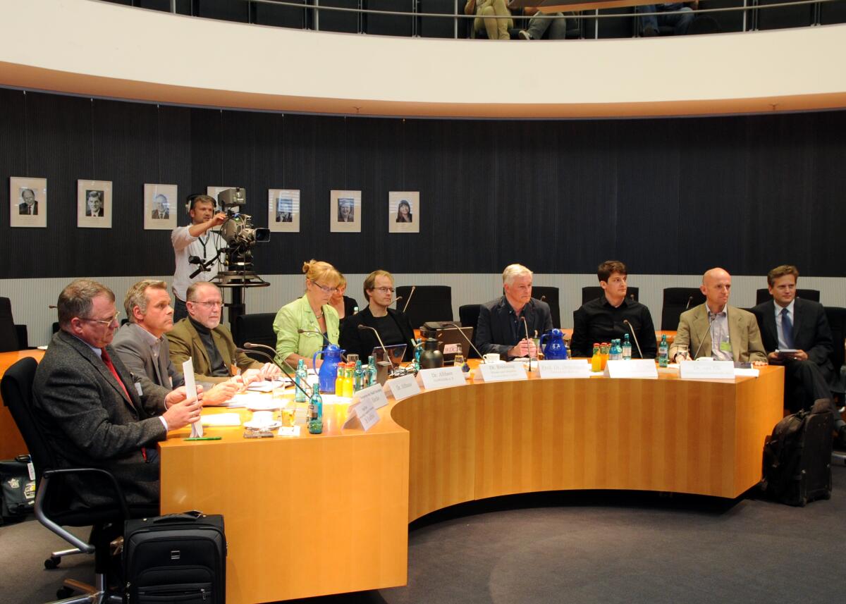 Der Ausschuss des Deutschen Bundestages für Ernährung, Landwirtschaft und Verbraucherschutz, hat unter der Leitung seines Vorsitzenden Hans-Michael Goldmann, FDP, mit Beteiligung von Sachverständigen (hier im Bild) eine Öffentliche Anhörung zum Thema:"Haltung von Delfinen beenden".; Übersicht Der Ausschuss des Deutschen Bundestages für Ernährung, Landwirtschaft und Verbraucherschutz, hat unter der Leitung seines Vorsitzenden Hans-Michael Goldmann, FDP, mit Beteiligung von Sachverständigen (hier im Bild) eine Öffentliche Anhörung zum Thema:"Haltung von Delfinen beenden".; Übersicht