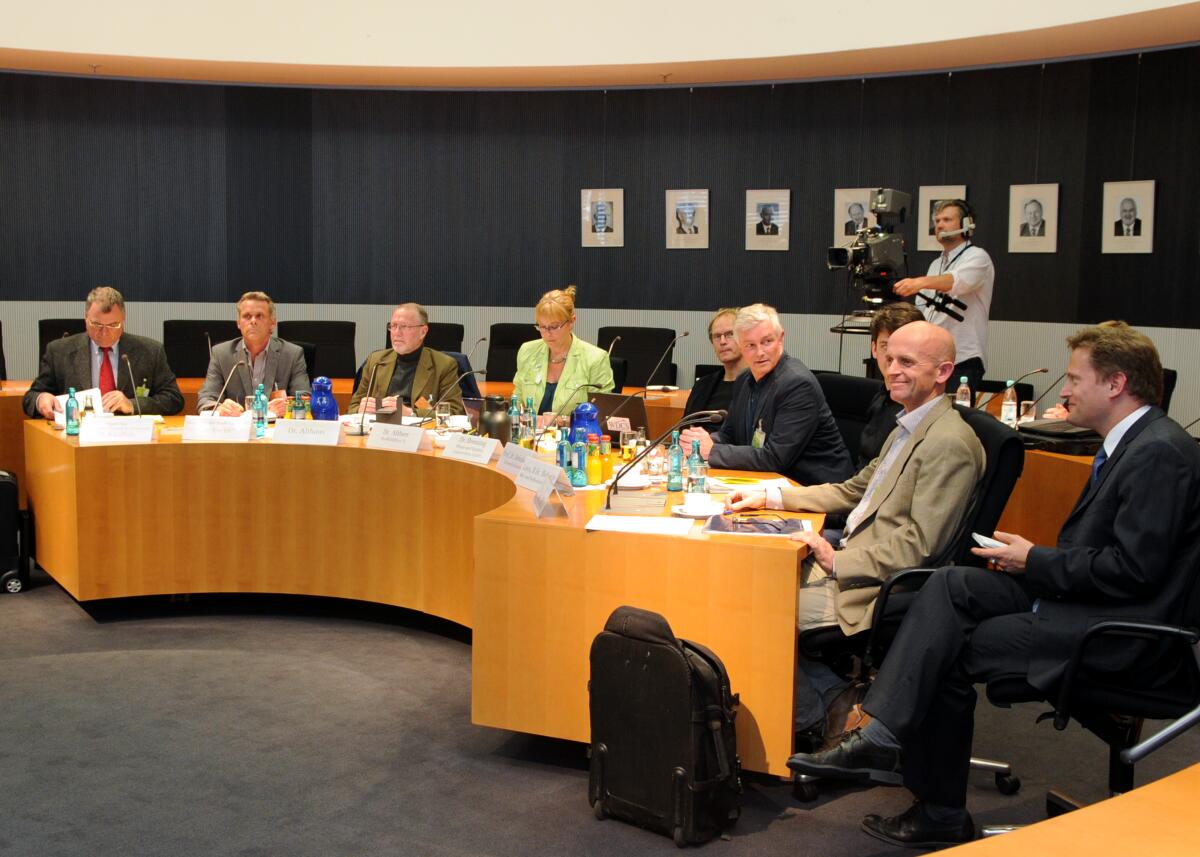 Der Ausschuss des Deutschen Bundestages für Ernährung, Landwirtschaft und Verbraucherschutz, hat unter der Leitung seines Vorsitzenden Hans-Michael Goldmann, FDP, mit Beteiligung von Sachverständigen (hier im Bild) eine Öffentliche Anhörung zum Thema:"Haltung von Delfinen beenden".; Übersicht Der Ausschuss des Deutschen Bundestages für Ernährung, Landwirtschaft und Verbraucherschutz, hat unter der Leitung seines Vorsitzenden Hans-Michael Goldmann, FDP, mit Beteiligung von Sachverständigen (hier im Bild) eine Öffentliche Anhörung zum Thema:"Haltung von Delfinen beenden".; Übersicht