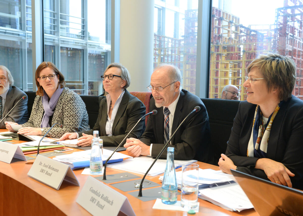 Griese, Kerstin; Lösekrug-Möller, Gabriele; Reimann, Axel; Roßbach, Gundula Dr. Axel Reimann, (2.v.re), Präsident der DVR Bund (Deutsche Rentenversicherung), und Gundula Roßbach, (re), Direktorin der DVR Bund, sind zu Gast beim Ausschuss des Deutschen Bundestages für Arbeit und Soziales. Die Sitzung, an der die Parlamentarische Staatssekretärin Gabriele Lösekrug-Möller, (2.v.li), SPD, teil nimmt,  wird von der Vorsitzenden Kerstin Griese, (li), SPD, geleitet.; Übersicht.