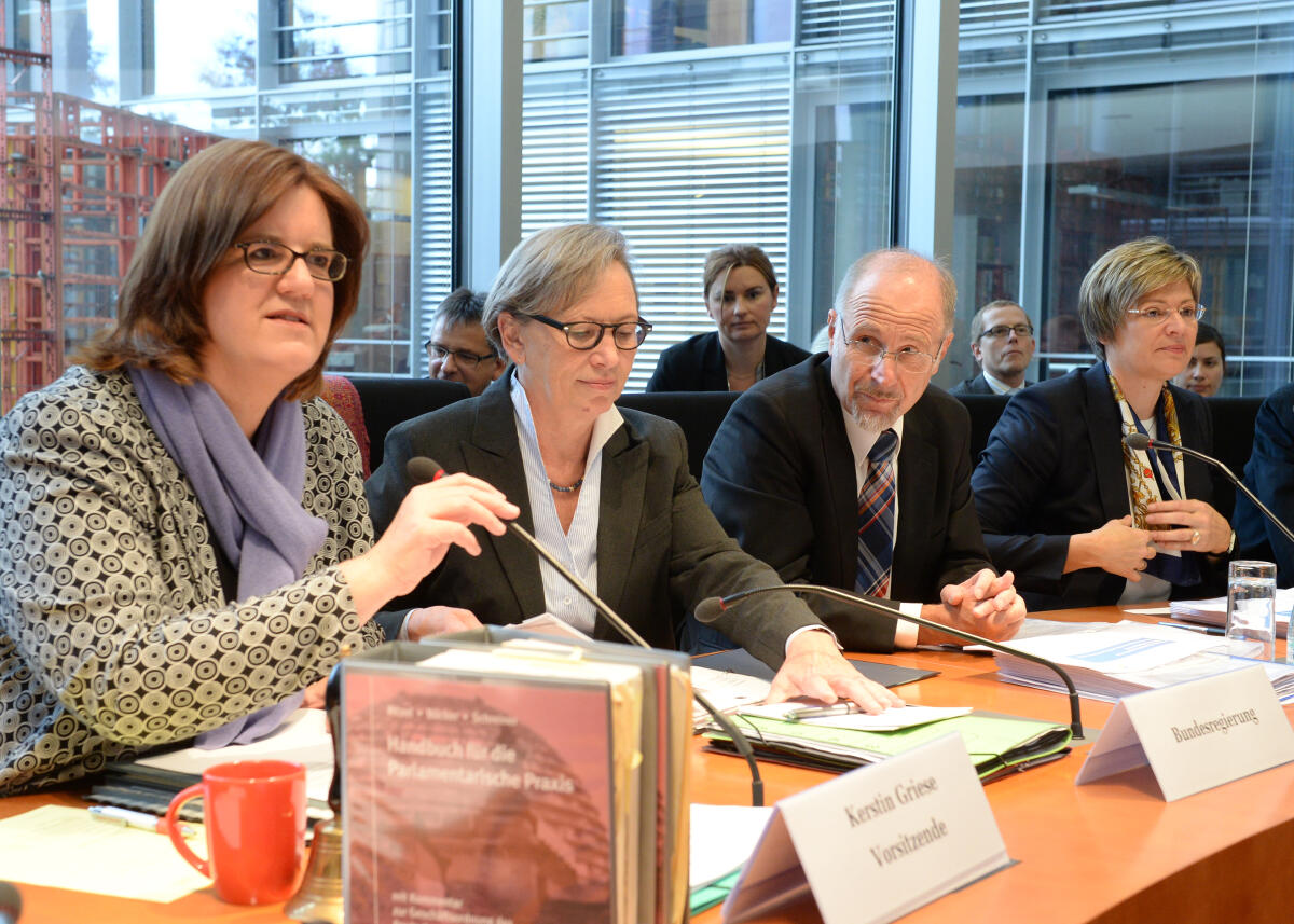 Griese, Kerstin; Lösekrug-Möller, Gabriele; Reimann, Axel; Roßbach, Gundula Dr. Axel Reimann, (2.v.re), Präsident der DVR Bund (Deutsche Rentenversicherung), und Gundula Roßbach, (re), Direktorin der DVR Bund, sind zu Gast beim Ausschuss des Deutschen Bundestages für Arbeit und Soziales. Die Sitzung, an der die Parlamentarische Staatssekretärin Gabriele Lösekrug-Möller, (2.v.li), SPD, teil nimmt,  wird von der Vorsitzenden Kerstin Griese, (li), SPD, geleitet.; Übersicht.