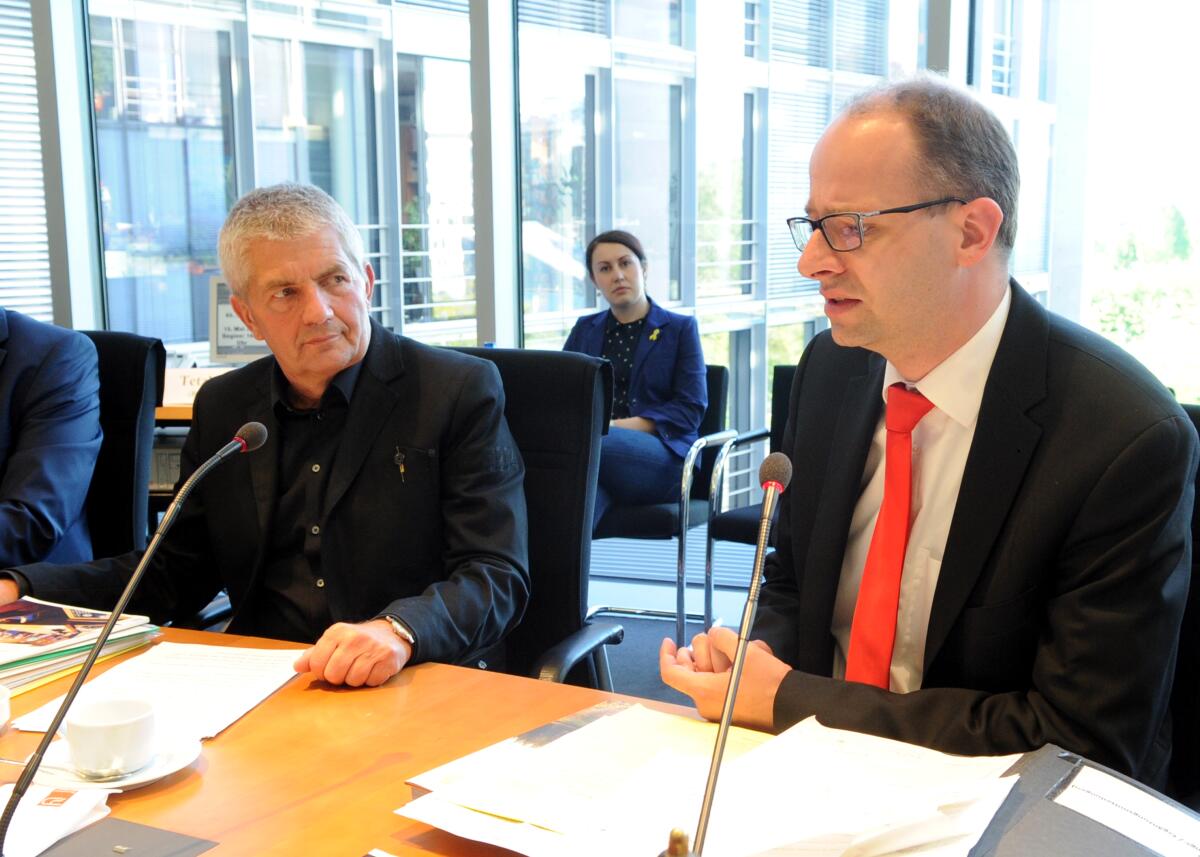 Roland Jahn, (li), Bundesbeauftragter für die Unterlagen des Staatssicherheitsdienstes der ehemaligen DDR, ist zu Gast beim Ausschuss des Deutschen Bundestages für Menschenrechte und humanitäre Hilfe. Die Sitzung wird vom stellvertretenden Vorsitzenden Michael Brand, (re), CDU/CSU, geleitet. Brand, Michael; Jahn, Roland Roland Jahn, (li), Bundesbeauftragter für die Unterlagen des Staatssicherheitsdienstes der ehemaligen DDR, ist zu Gast beim Ausschuss des Deutschen Bundestages für Menschenrechte und humanitäre Hilfe. Die Sitzung wird vom stellvertretenden Vorsitzenden Michael Brand, (re), CDU/CSU, geleitet.