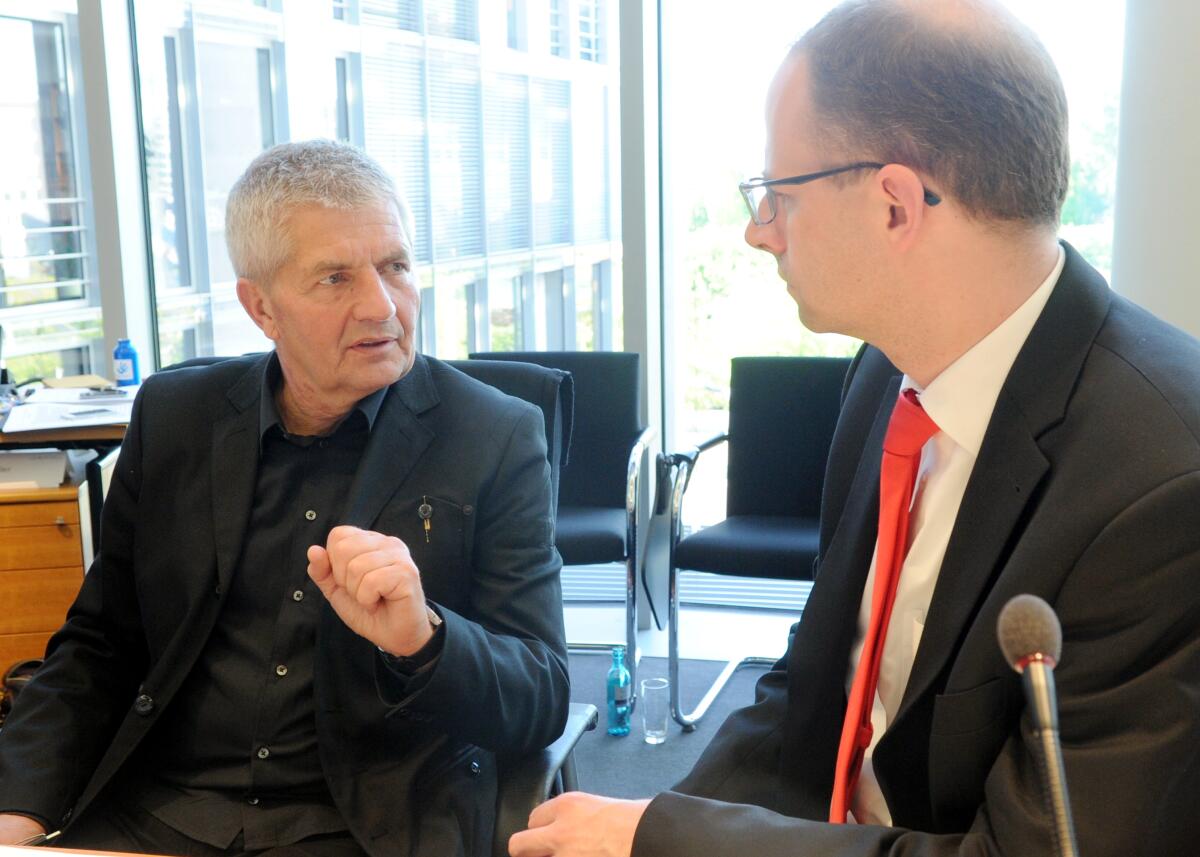 Roland Jahn, (li), Bundesbeauftragter für die Unterlagen des Staatssicherheitsdienstes der ehemaligen DDR, ist zu Gast beim Ausschuss des Deutschen Bundestages für Menschenrechte und humanitäre Hilfe. Die Sitzung wird vom stellvertretenden Vorsitzenden Michael Brand, (re), CDU/CSU, geleitet. Brand, Michael; Jahn, Roland Roland Jahn, (li), Bundesbeauftragter für die Unterlagen des Staatssicherheitsdienstes der ehemaligen DDR, ist zu Gast beim Ausschuss des Deutschen Bundestages für Menschenrechte und humanitäre Hilfe. Die Sitzung wird vom stellvertretenden Vorsitzenden Michael Brand, (re), CDU/CSU, geleitet.