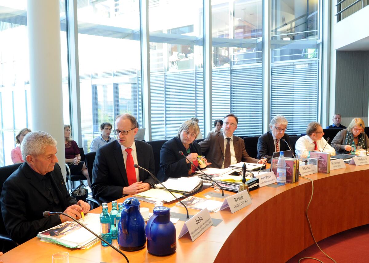 Roland Jahn, (li), Bundesbeauftragter für die Unterlagen des Staatssicherheitsdienstes der ehemaligen DDR, ist zu Gast beim Ausschuss des Deutschen Bundestages für Menschenrechte und humanitäre Hilfe. Die Sitzung wird vom stellvertretenden Vorsitzenden Michael Brand, (2.v.li), CDU/CSU, geleitet.; Übersicht. Brand, Michael; Jahn, Roland Roland Jahn, (li), Bundesbeauftragter für die Unterlagen des Staatssicherheitsdienstes der ehemaligen DDR, ist zu Gast beim Ausschuss des Deutschen Bundestages für Menschenrechte und humanitäre Hilfe. Die Sitzung wird vom stellvertretenden Vorsitzenden Michael Brand, (2.v.li), CDU/CSU, geleitet.; Übersicht.