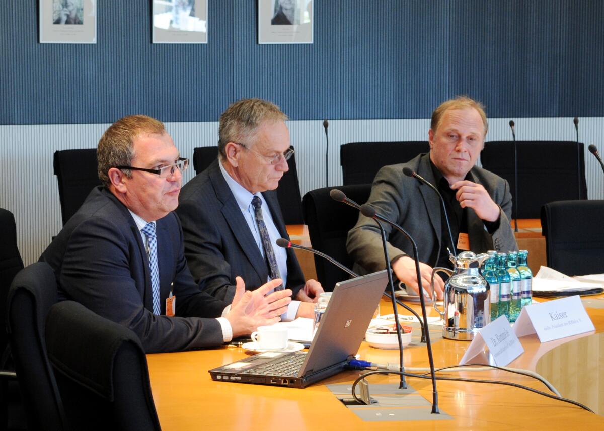  Vertreter (hier im Bild) des BDOel e. V., hier geht es um Rapsöl, sind zu Gast beim Ausschuss des Deutschen Bundestages für Ernährung, Landwirtschaft und Verbraucherschutz. Das Gespräch wird vom Ausschussvorsitzenden Hans-Michael Goldmann, FDP, geleitet.