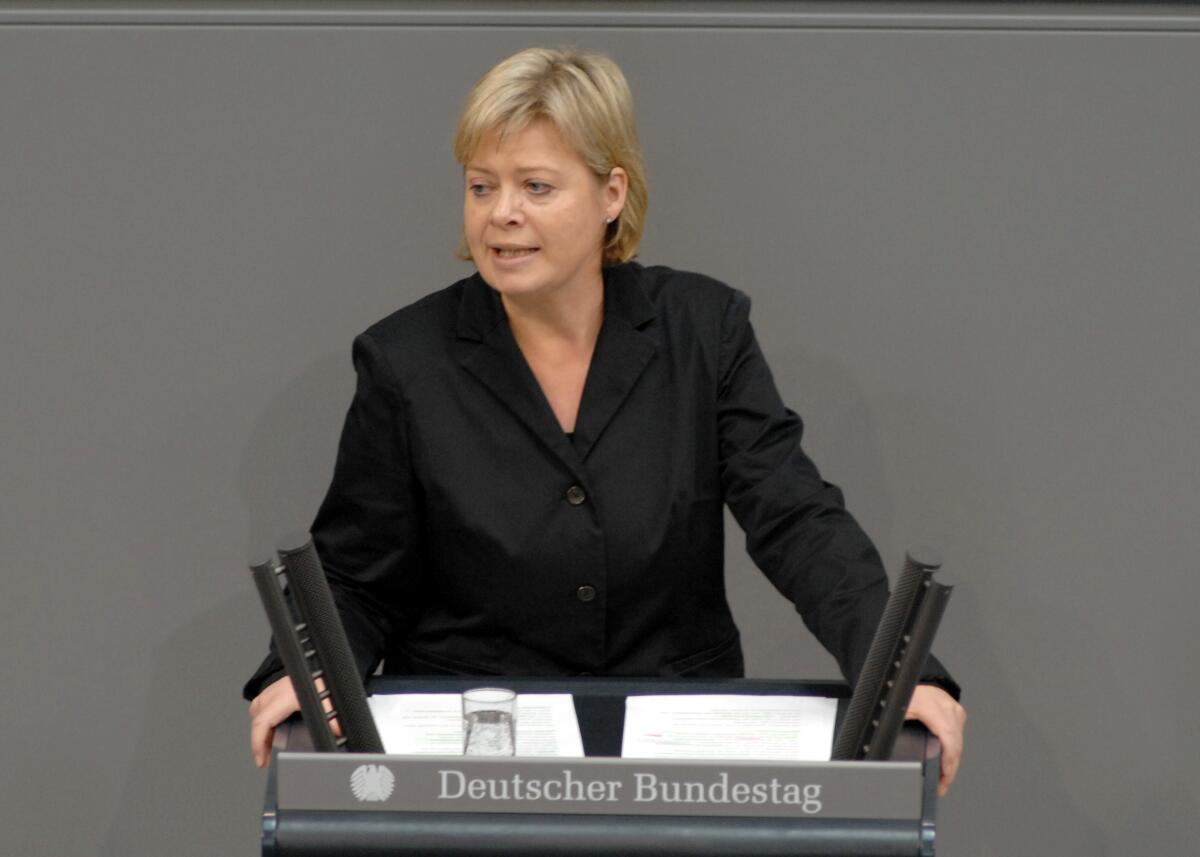 Dr. Gesine Lötzsch, DIE LINKE., Bundestagsabgeordnete, Abgeordnete, Mitglied des Deutschen Bundestages, MdB, Rede, Deutscher Bundestag, 5. Sitzung, TOP 1, Thema: Finanzen, Steuern, Haushalt, Wachstumsbeschleunigungsgesetz.; Rednerpult. Lötzsch, Gesine Dr. Gesine Lötzsch, DIE LINKE., Bundestagsabgeordnete, Abgeordnete, Mitglied des Deutschen Bundestages, MdB, Rede, Deutscher Bundestag, 5. Sitzung, TOP 1, Thema: Finanzen, Steuern, Haushalt, Wachstumsbeschleunigungsgesetz.; Rednerpult.