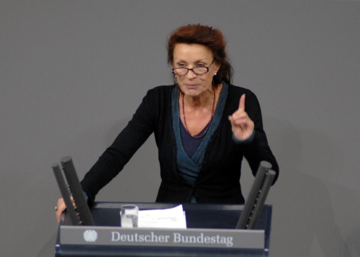 Ulla Jelpke, DIE LINKE., Bundestagsabgeordnete, Abgeordnete, Mitglied des Deutschen Bundestages, MdB, Rede, Deutscher Bundestag, 4. Sitzung, TOP 1, Thema: Innen.; Rednerpult. Jelpke, Ulla Ulla Jelpke, DIE LINKE., Bundestagsabgeordnete, Abgeordnete, Mitglied des Deutschen Bundestages, MdB, Rede, Deutscher Bundestag, 4. Sitzung, TOP 1, Thema: Innen.; Rednerpult.