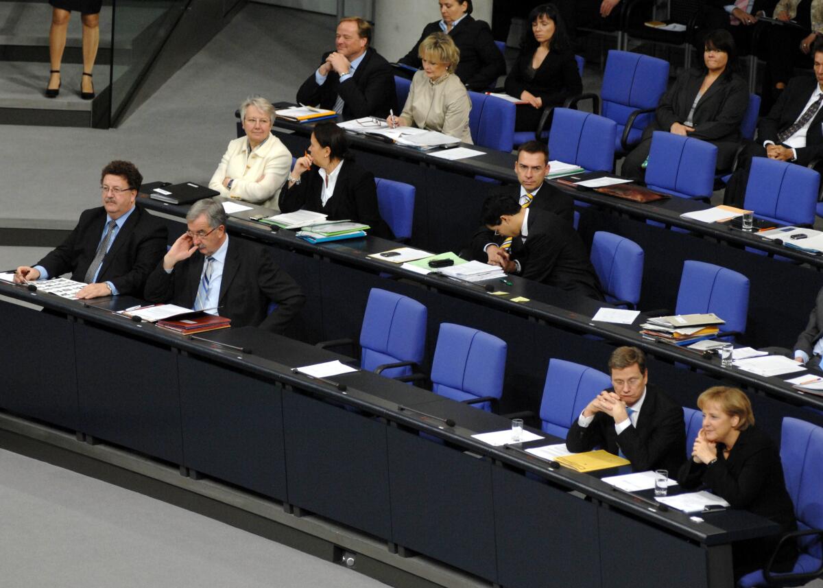 Hans-Joachim Fuchtel, PSts., CDU/CSU, (ganz links), auf der Regierungsbank. Fuchtel, Hans-Joachim Hans-Joachim Fuchtel, PSts., CDU/CSU, (ganz links), auf der Regierungsbank.