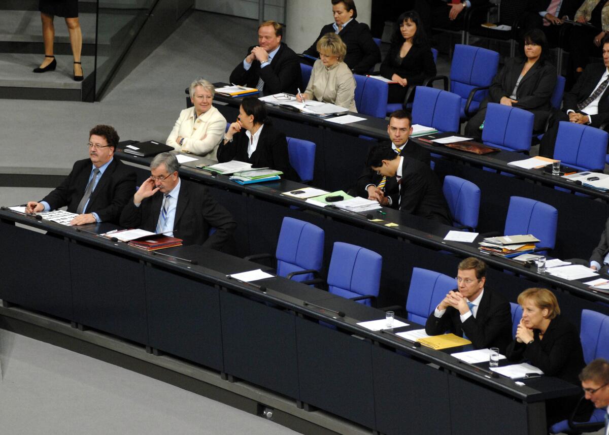Hans-Joachim Fuchtel, PSts., CDU/CSU, (ganz links), auf der Regierungsbank. Fuchtel, Hans-Joachim Hans-Joachim Fuchtel, PSts., CDU/CSU, (ganz links), auf der Regierungsbank.