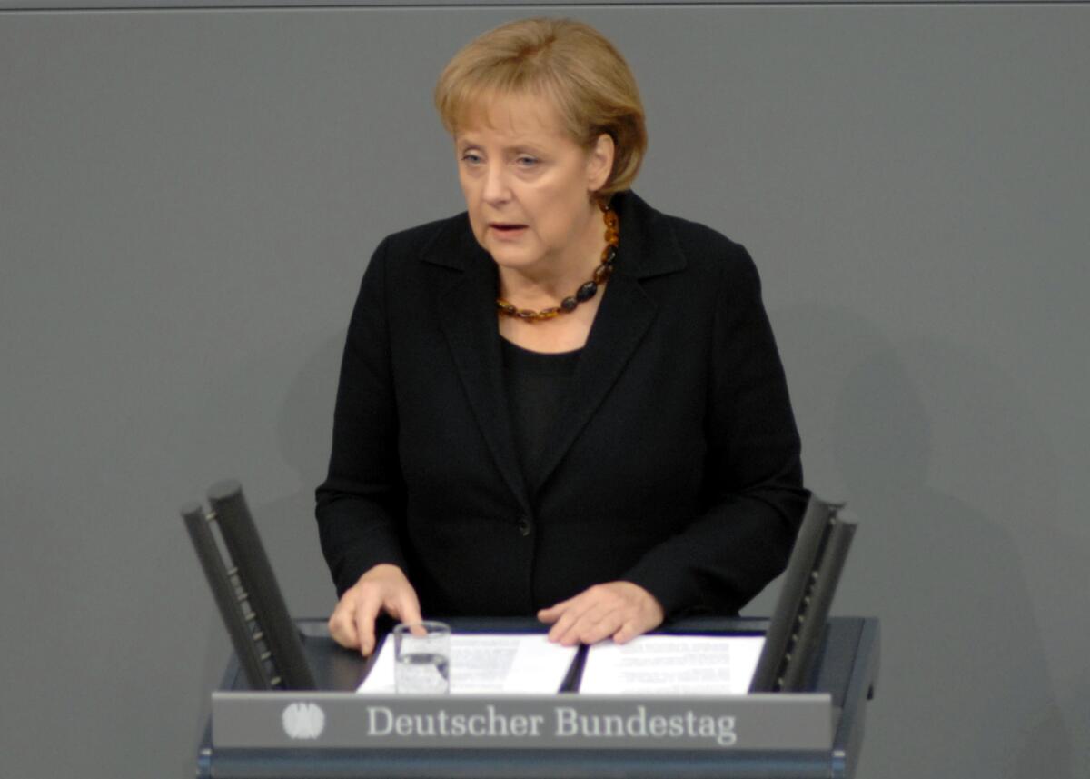 Dr. Angela Merkel, Bundeskanzlerin, CDU/CSU, Bundestagsabgeordnete, Abgeordnete, Mitglied des Deutschen Bundestages, MdB, Rede, Deutscher Bundestag, 3. Sitzung, TOP 1, Thema: Regierungserklärung der Bundeskanzlerin und anschliessende Generalaussprache.; Rednerpult. Merkel, Angela Dr. Angela Merkel, Bundeskanzlerin, CDU/CSU, Bundestagsabgeordnete, Abgeordnete, Mitglied des Deutschen Bundestages, MdB, Rede, Deutscher Bundestag, 3. Sitzung, TOP 1, Thema: Regierungserklärung der Bundeskanzlerin und anschliessende Generalaussprache.; Rednerpult.