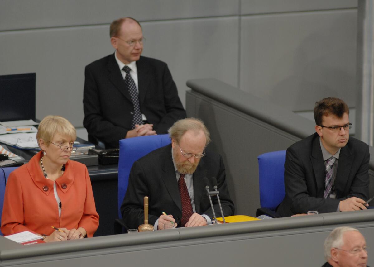 Schriftführer: Doris Barnett, SPD, (li.), Jens Ackermann, FDP, (re.); Vorsitz: Bundestagsvizepräsident Dr. h. c. Wolfgang Thierse, SPD. Barnett, Doris; Ackermann, Jens; Thierse, Wolfgang Schriftführer: Doris Barnett, SPD, (li.), Jens Ackermann, FDP, (re.); Vorsitz: Bundestagsvizepräsident Dr. h. c. Wolfgang Thierse, SPD.