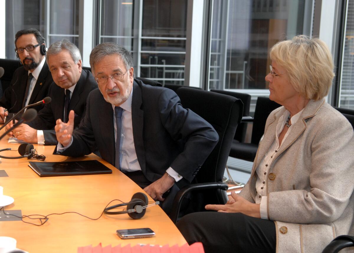 Dr. h. c. Susanne Kastner, (re), SPD, Vorsitzende des Verteidigungsausschusses des Deutschen Bundestages, empfängt den Außenminister von Afghanistan, Dr. Zalmay Rassoul, (mitte), und Delegation, zu einem Gespräch. Rassoul, Zalmay; Kastner, Susanne Dr. h. c. Susanne Kastner, (re), SPD, Vorsitzende des Verteidigungsausschusses des Deutschen Bundestages, empfängt den Außenminister von Afghanistan, Dr. Zalmay Rassoul, (mitte), und Delegation, zu einem Gespräch.