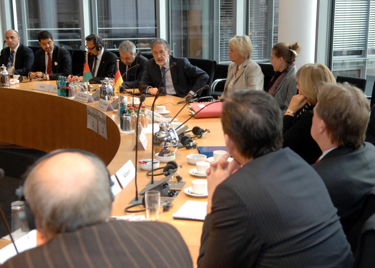 Dr. h. c. Susanne Kastner, (re), SPD, Vorsitzende des Verteidigungsausschusses des Deutschen Bundestages, empfängt den Außenminister von Afghanistan, Dr. Zalmay Rassoul, und Delegation, zu einem Gespräch. Rassoul, Zalmay; Kastner, Susanne Dr. h. c. Susanne Kastner, (re), SPD, Vorsitzende des Verteidigungsausschusses des Deutschen Bundestages, empfängt den Außenminister von Afghanistan, Dr. Zalmay Rassoul, und Delegation, zu einem Gespräch.