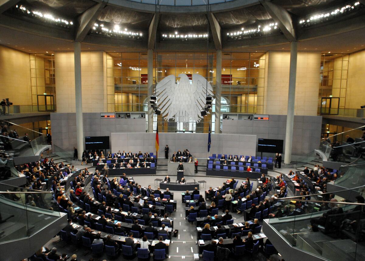 68. Plenarsitzung des Deutschen Bundestages im Plenarsaal des Reichstagsgebäudes.; Übersicht, Bundesadler. 68. Plenarsitzung des Deutschen Bundestages im Plenarsaal des Reichstagsgebäudes.; Übersicht, Bundesadler.